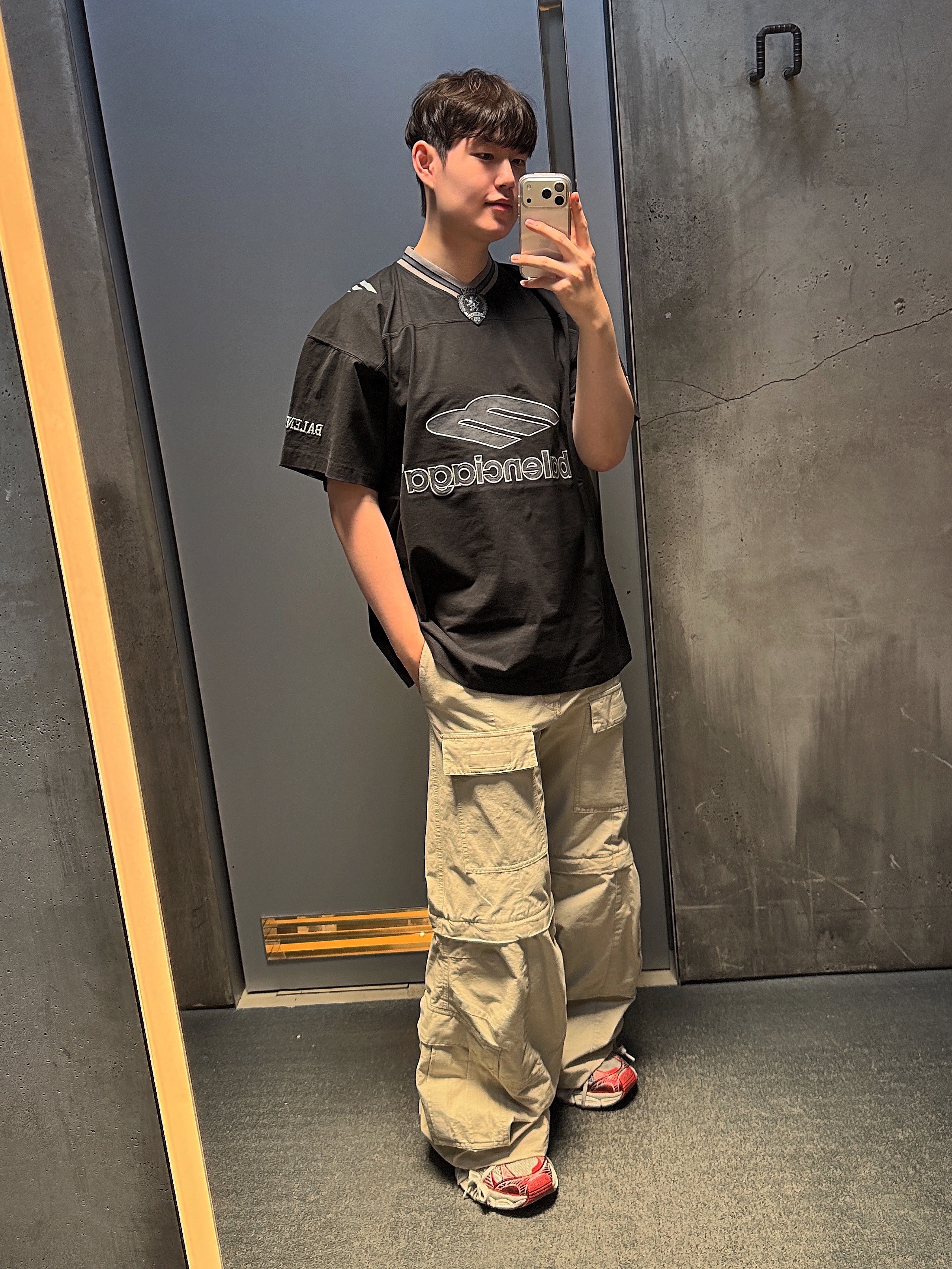 Balenciaga 3B Football V-Neck T-Shirt Oversized Black Anthracite, Balenciaga Flared Cargo Pants Beige 착용 스타일