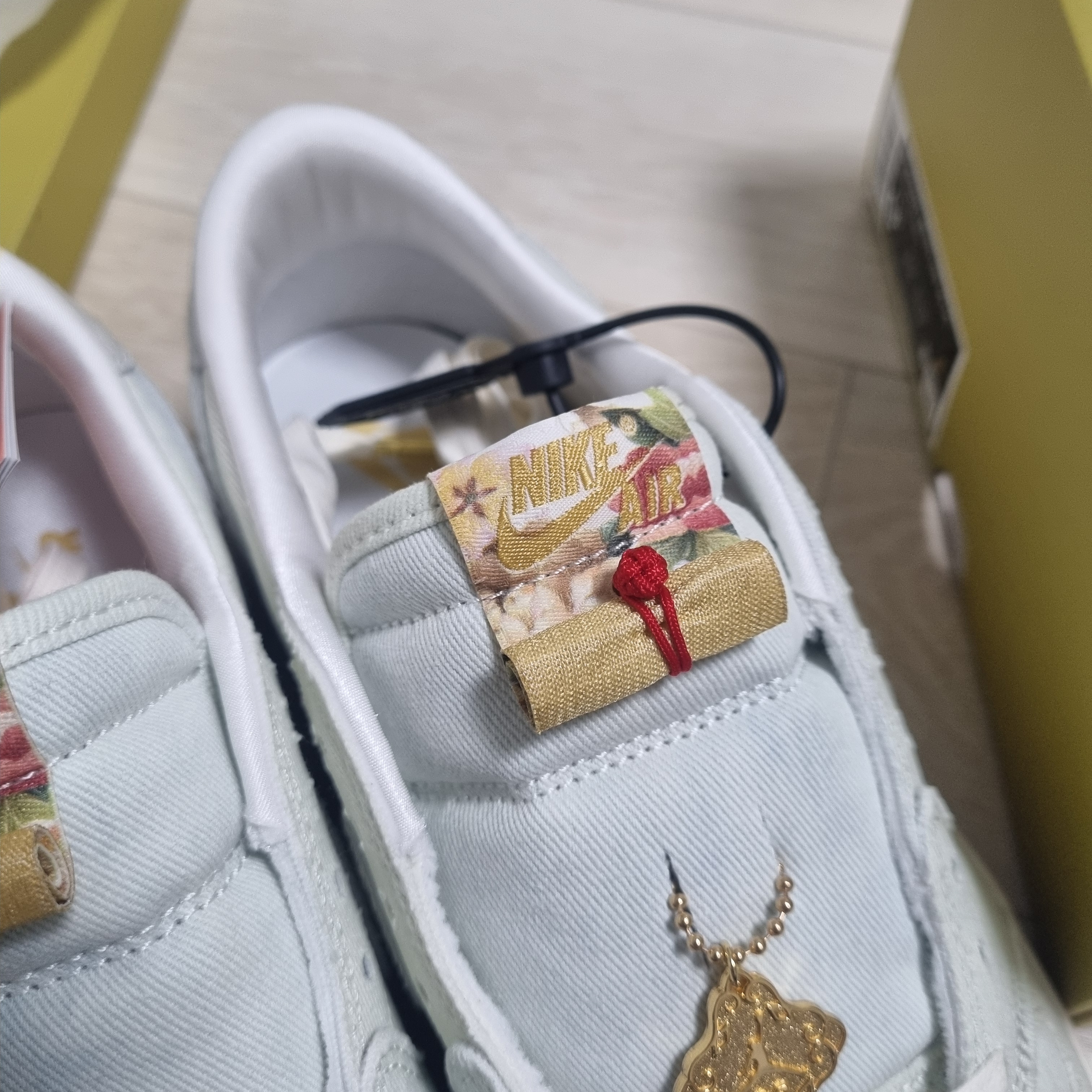 Jordan 1 Retro Low OG Greyish and Sail 착용 스타일 - 3