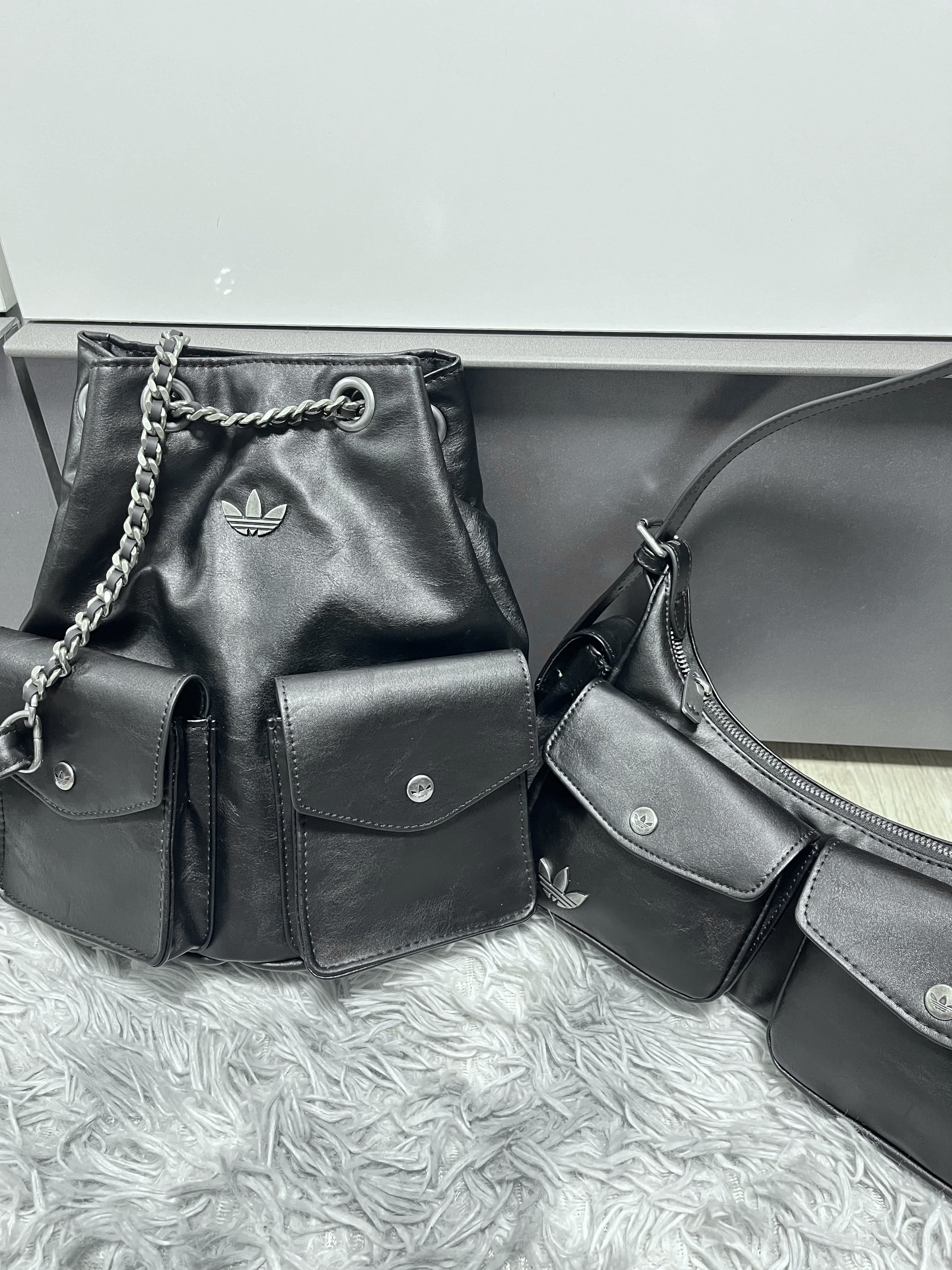 (W) Adidas Classic Sports Shoulder Bag Black 착용 스타일 - 7