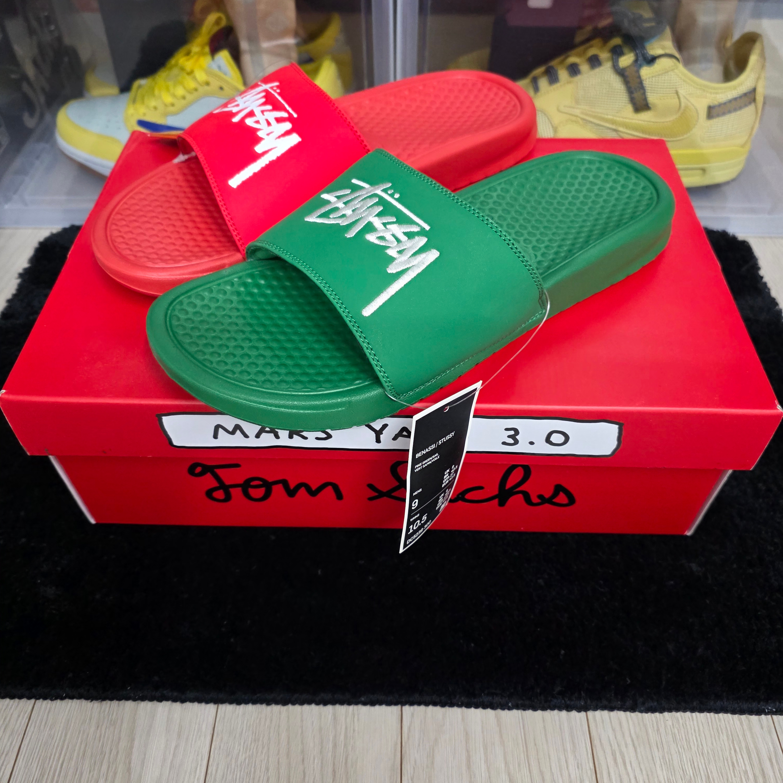 Nike x Stussy Benassi Slide Pine Green, Nike x Stussy Benassi Slide Habanero Red 착용 스타일