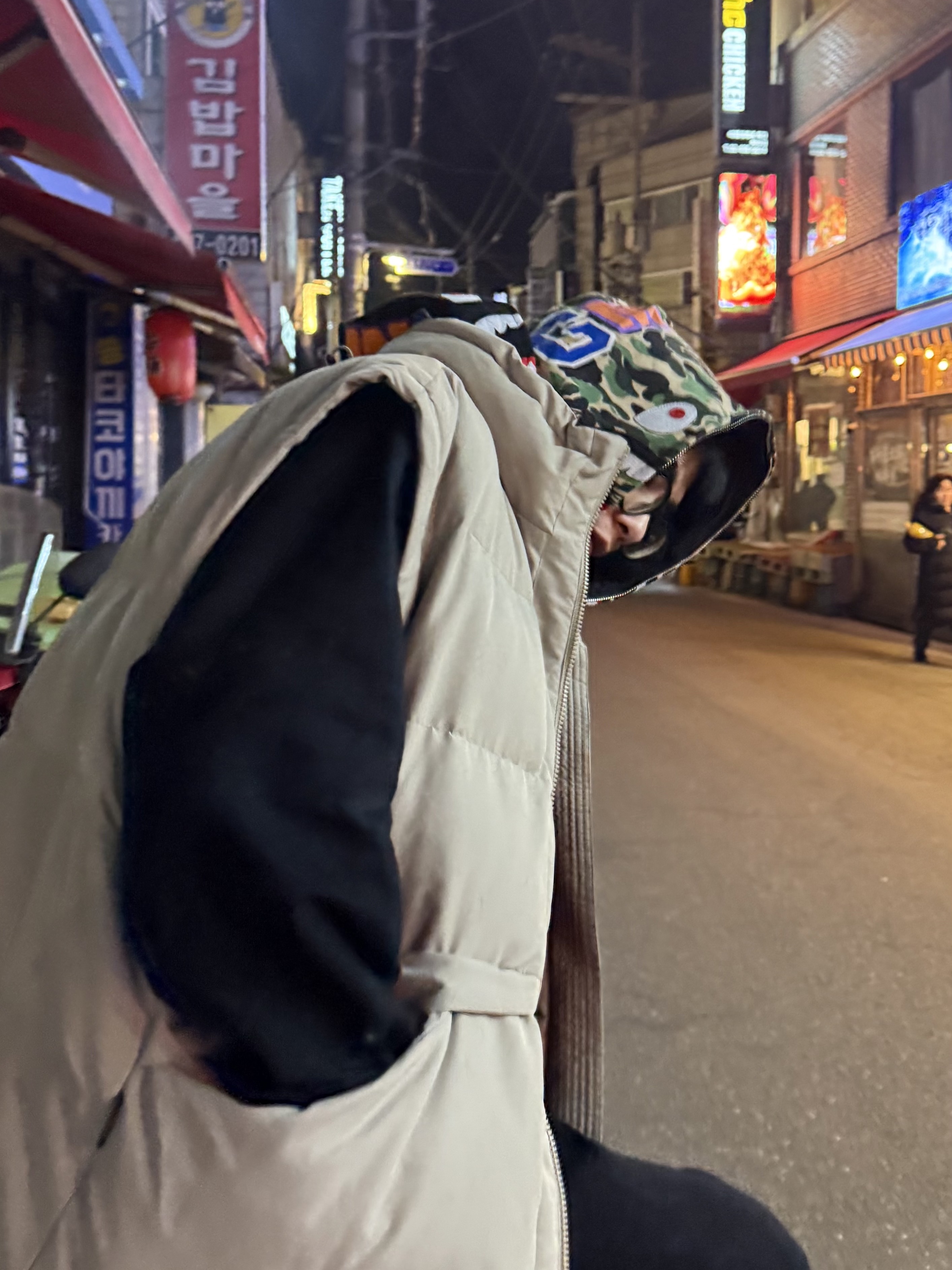 BAPE ABC Camo Shark Wide Fit Full Zip Hoodie Black 착용 스타일 - 2