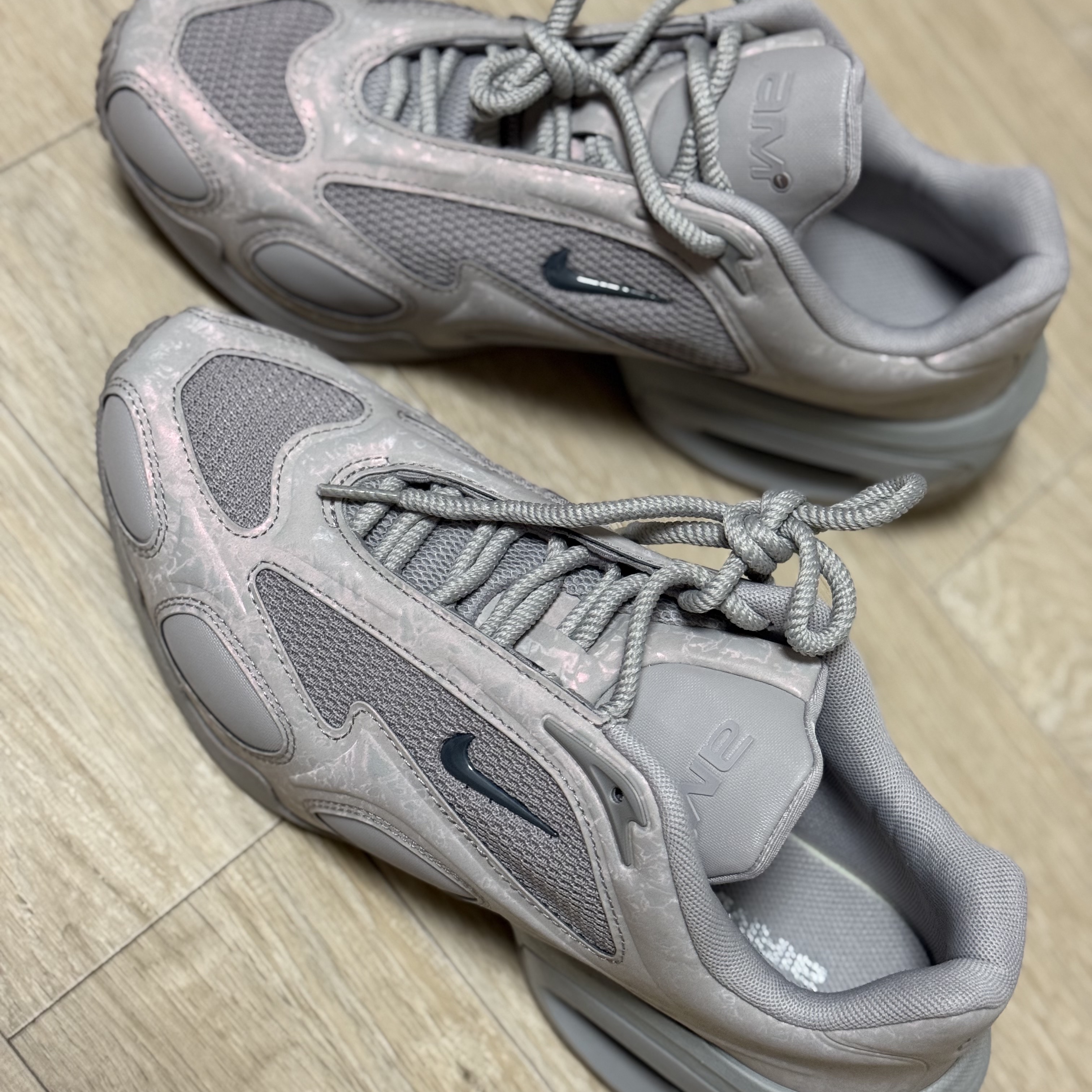 (W) Nike Air Max Muse College Grey 착용 스타일 - 1