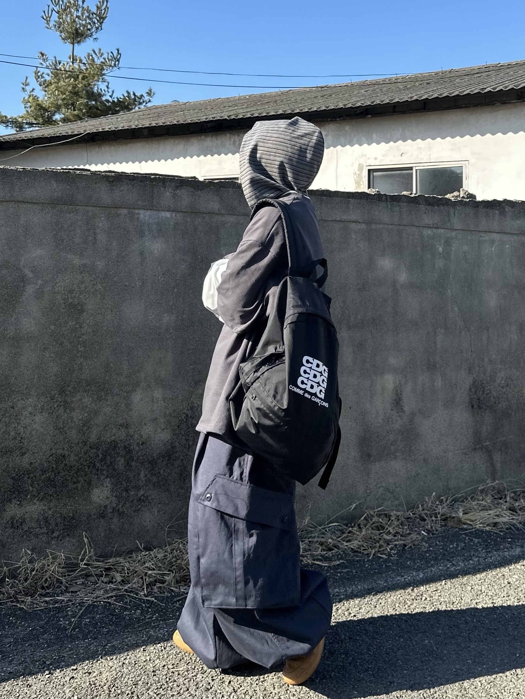 (W) Nike Air Force 1 '07 WB Flax Wheat, CDG Backpack Black 착용 스타일 - 3