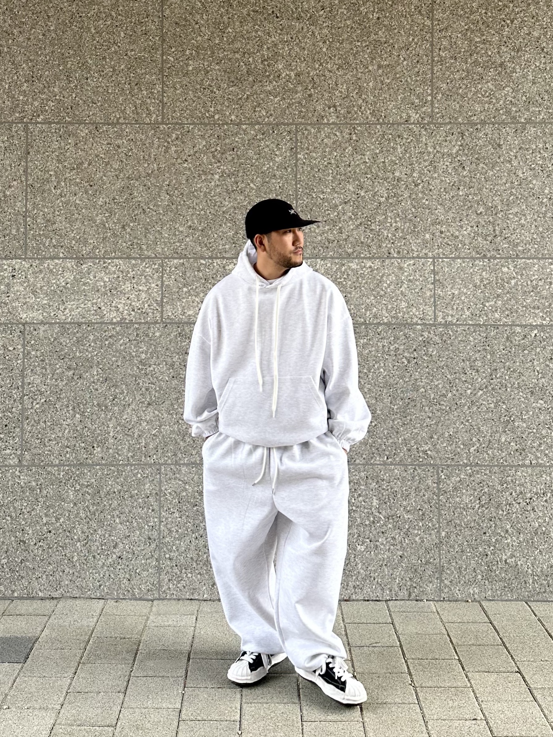Arc'teryx Gamma 5 Panel Cap Black Arctic Silk, Maison Mihara Yasuhiro Blakey OG Sole Canvas Low-top Sneakers Black White 착용 스타일 - 1