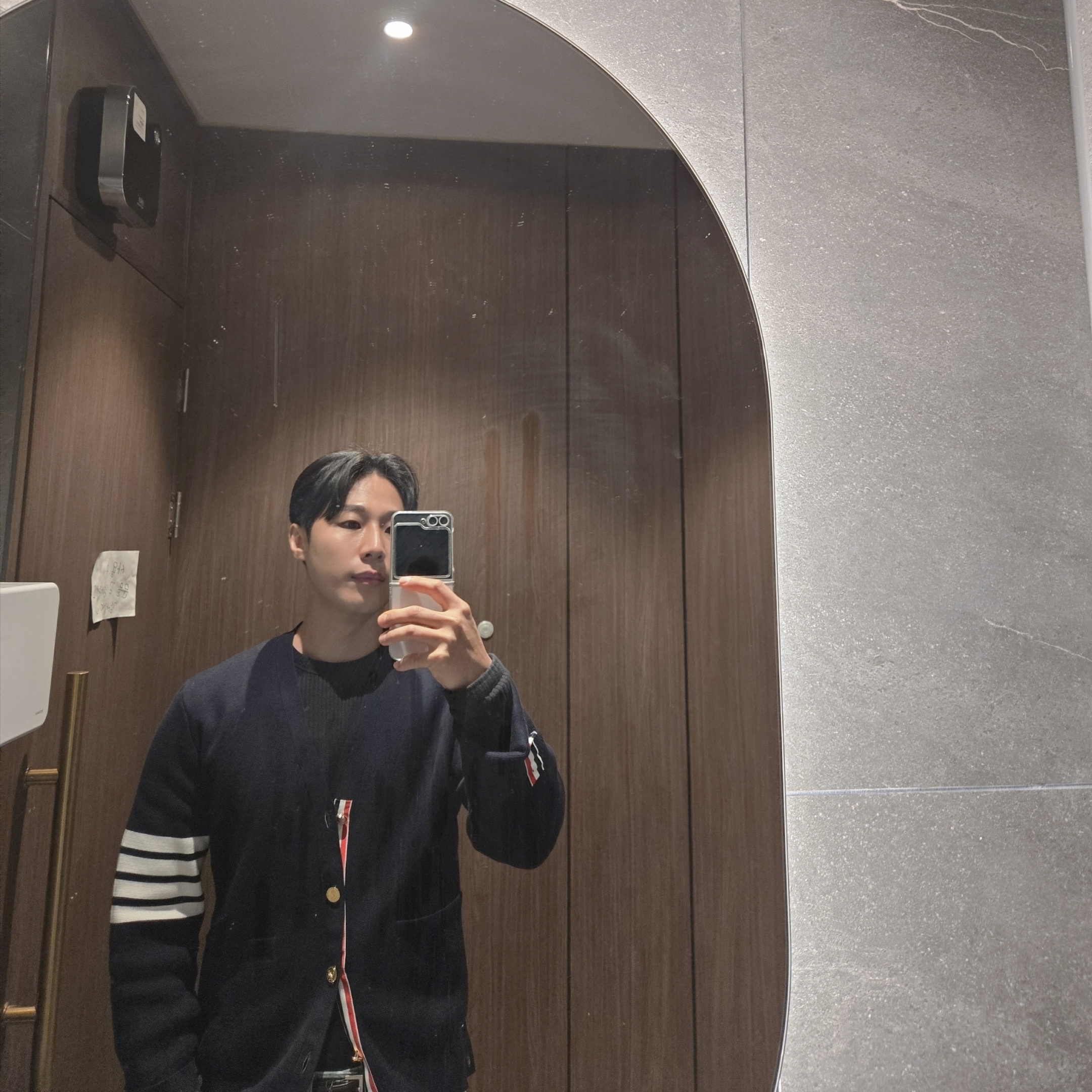 Thom Browne Milano Stitch 4-Bar Cardigan Navy 착용 스타일