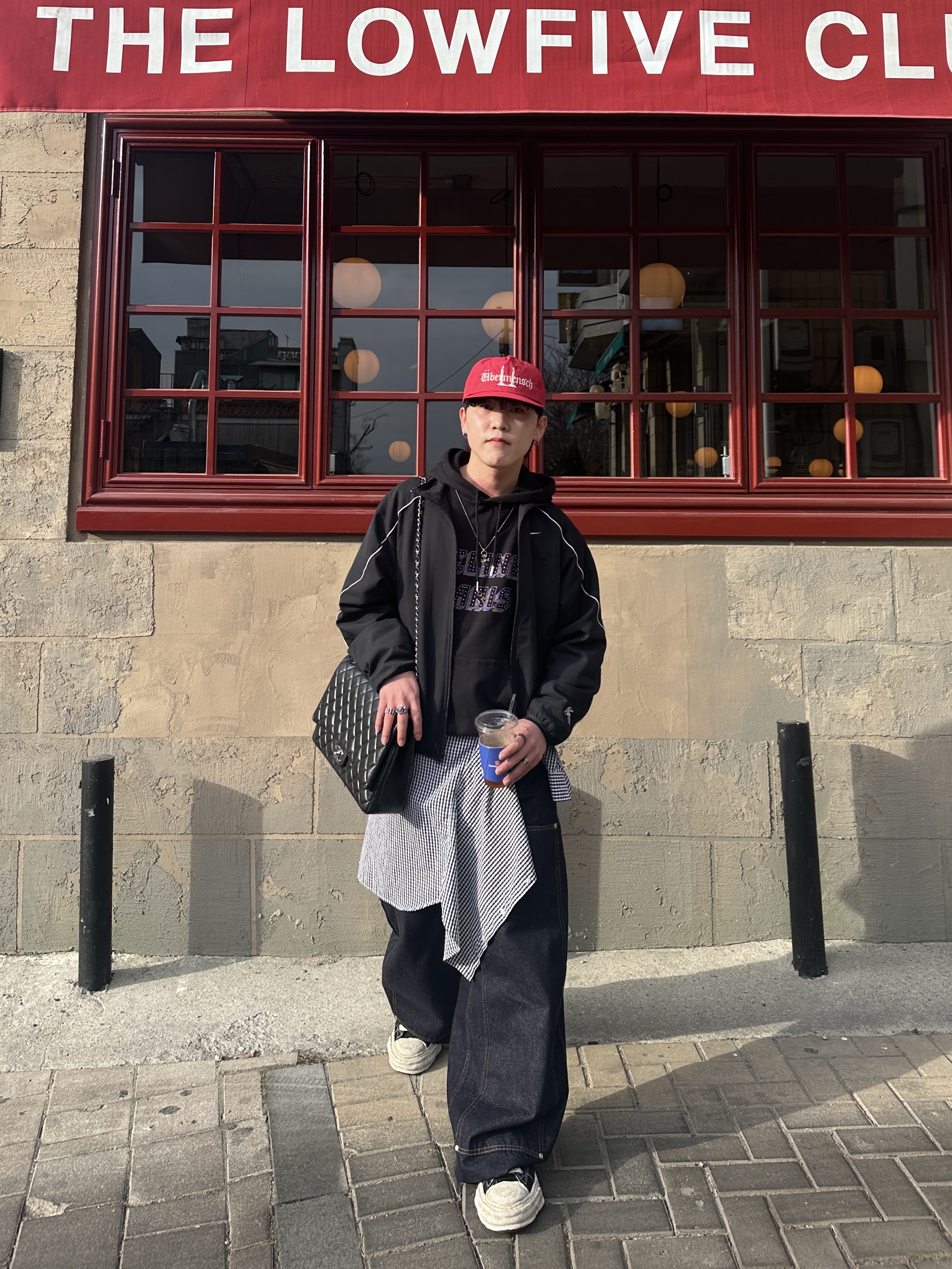 Maison Mihara Yasuhiro Blakey OG Sole Vintage Suede Low-top Sneakers Black, G-DRAGON Ubermensch Cap Burgundy 착용 스타일 - 1