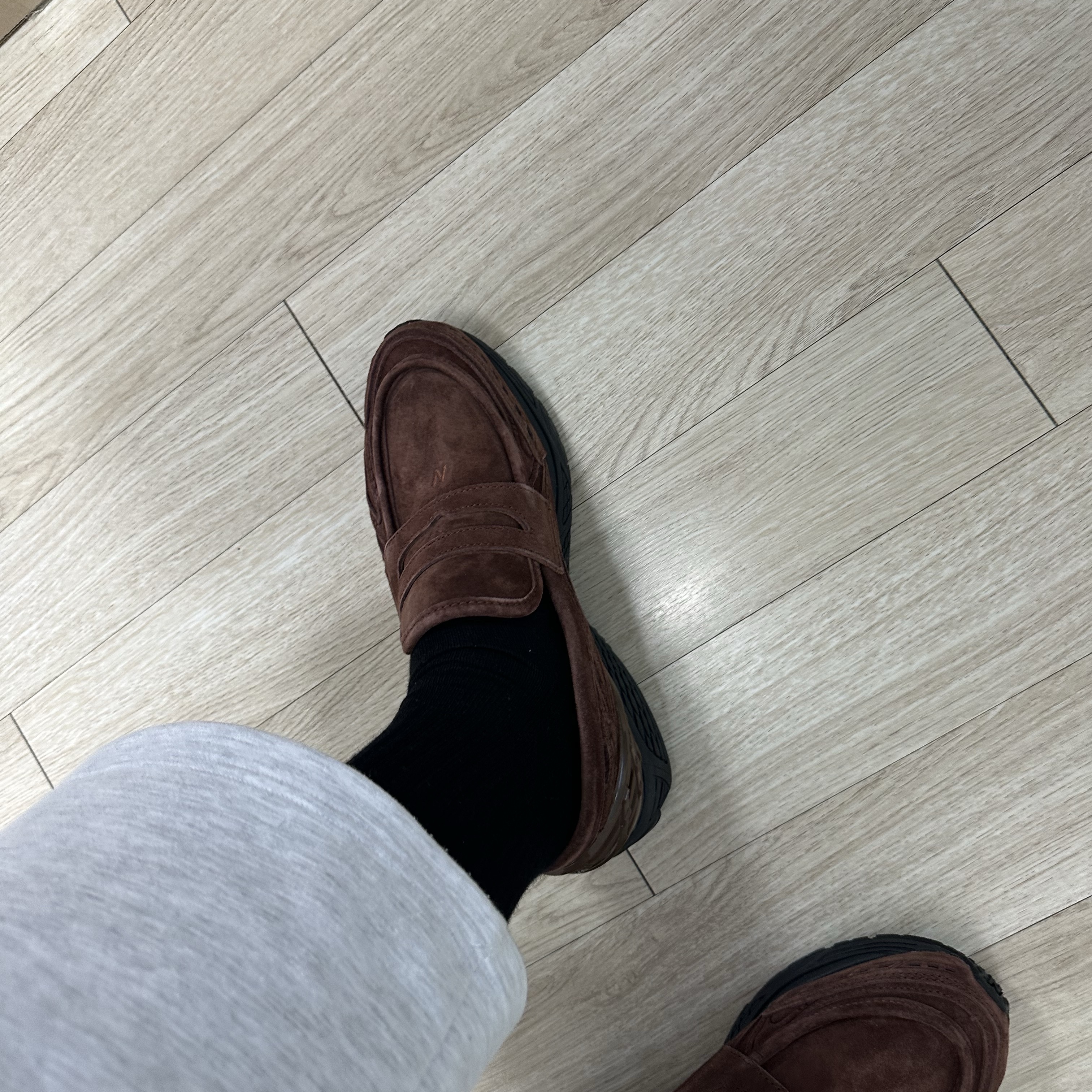 New Balance 1906L Rich Oak 착용 스타일 - 2