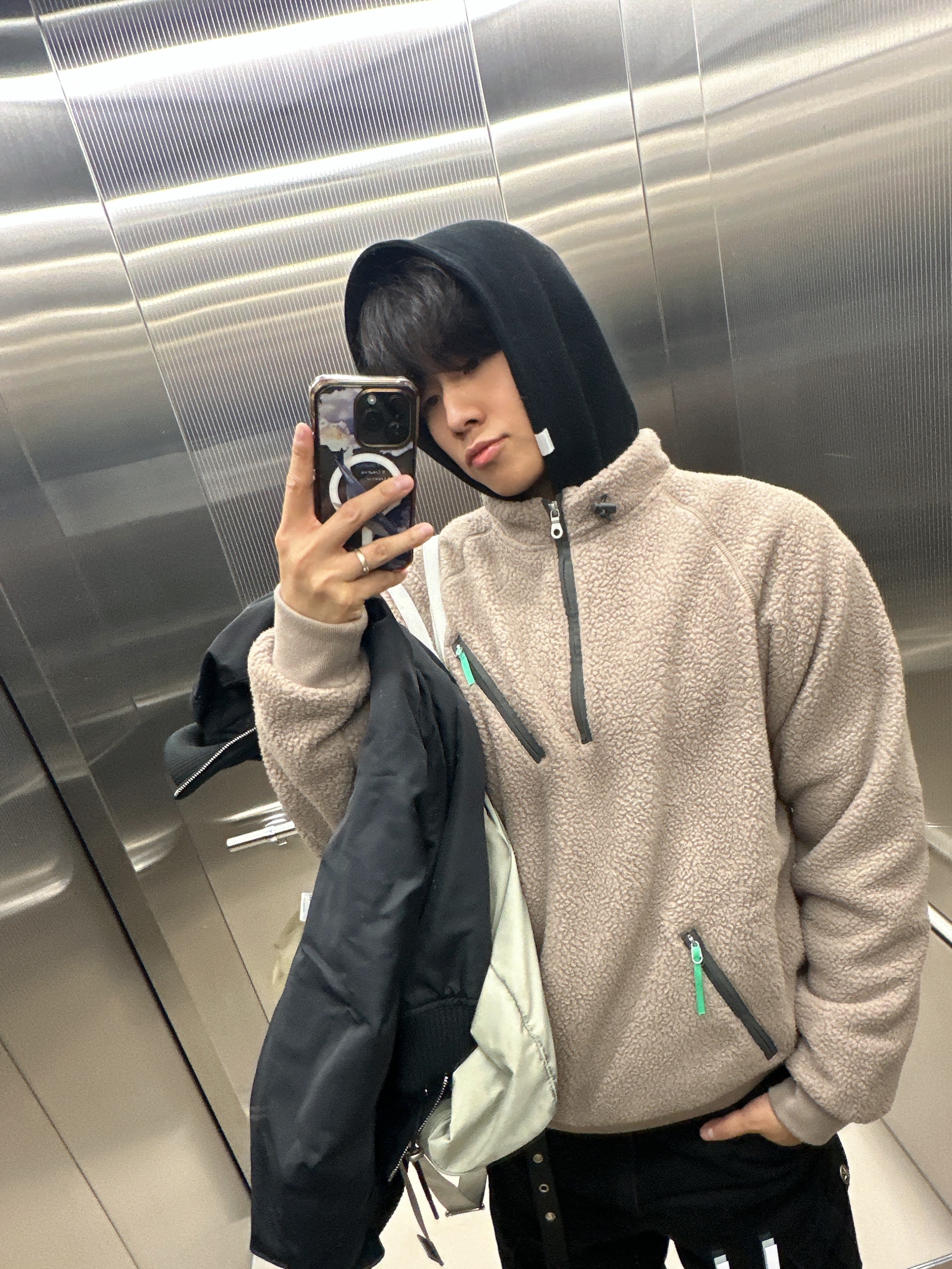 [더블적립] sunlovetour Zip Player Fleece Pullover Taupe 착용 스타일 - 1