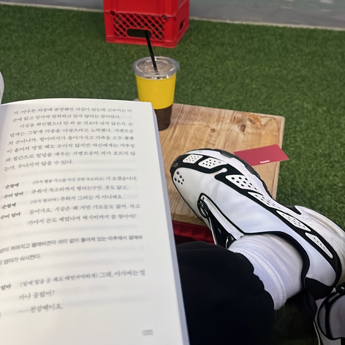 (W) Nike Air Max SNDR White and Black 착용 스타일 - 2
