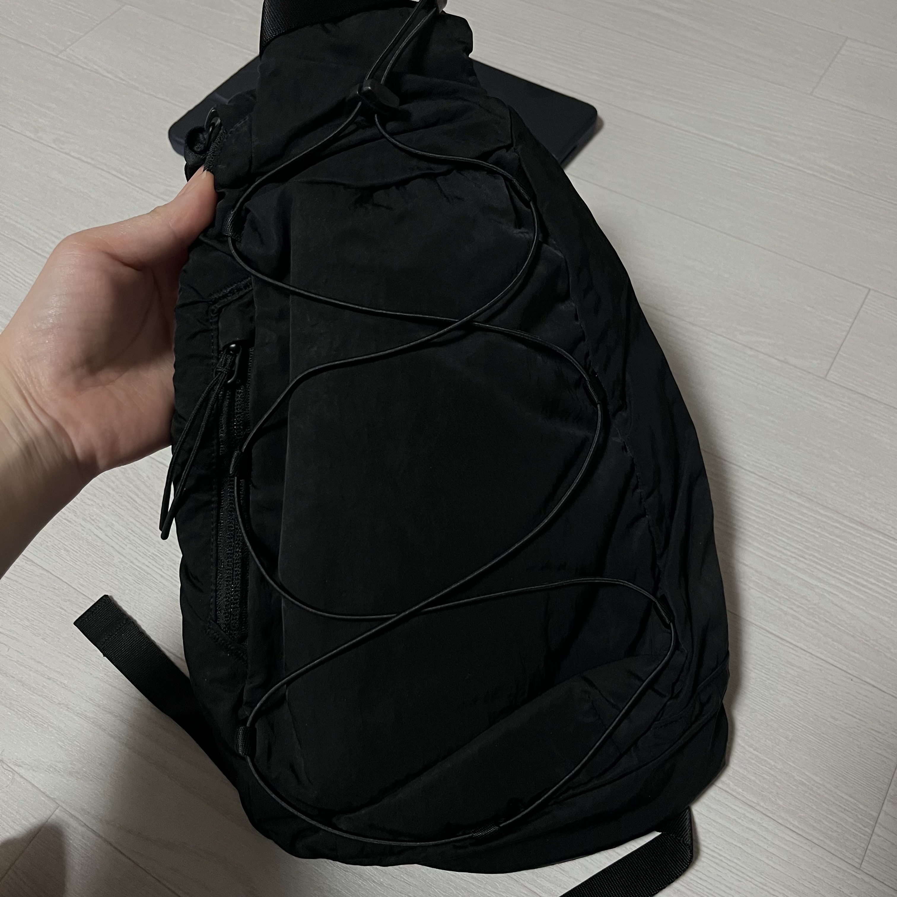 C.P. Company Nylon B Lens Cross Bag Black 착용 스타일 - 1