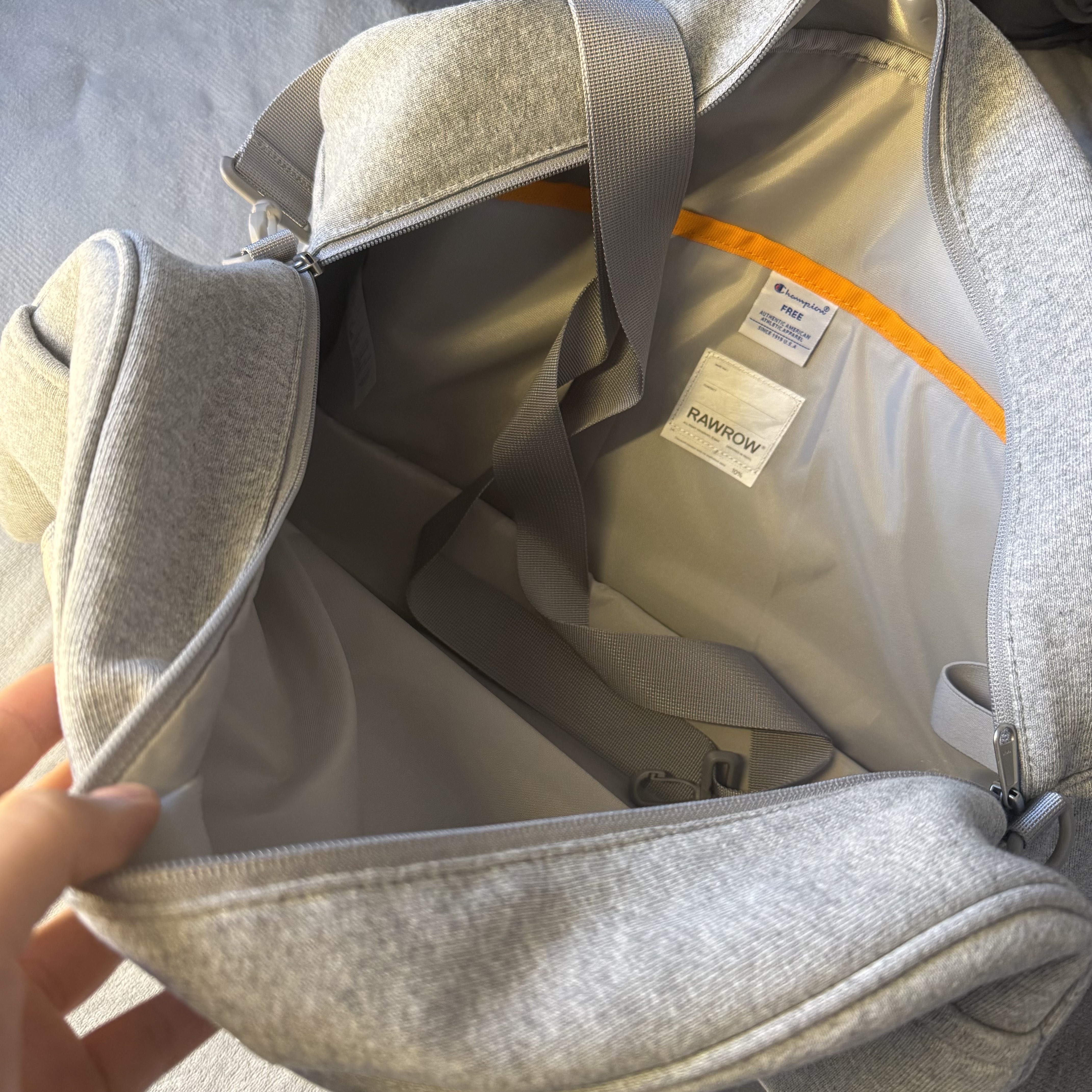 Champion x Rawrow String Boston Bag Grey 착용 스타일 - 4