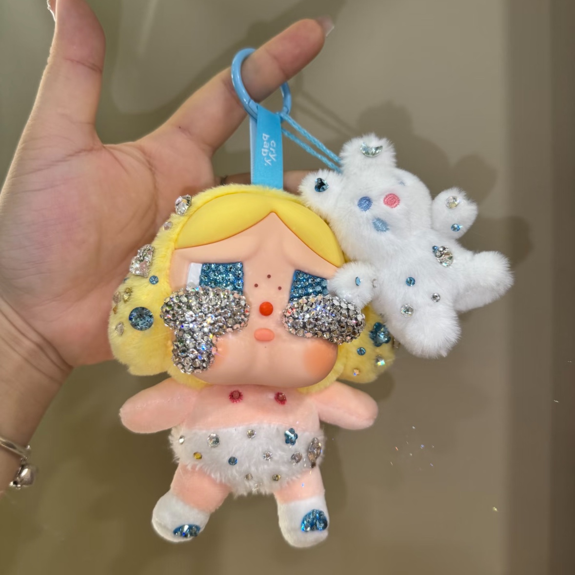 Pop Mart Crybaby Crying Again Series Plush Keyring Baby Blonde (Opened Case) 착용 스타일
