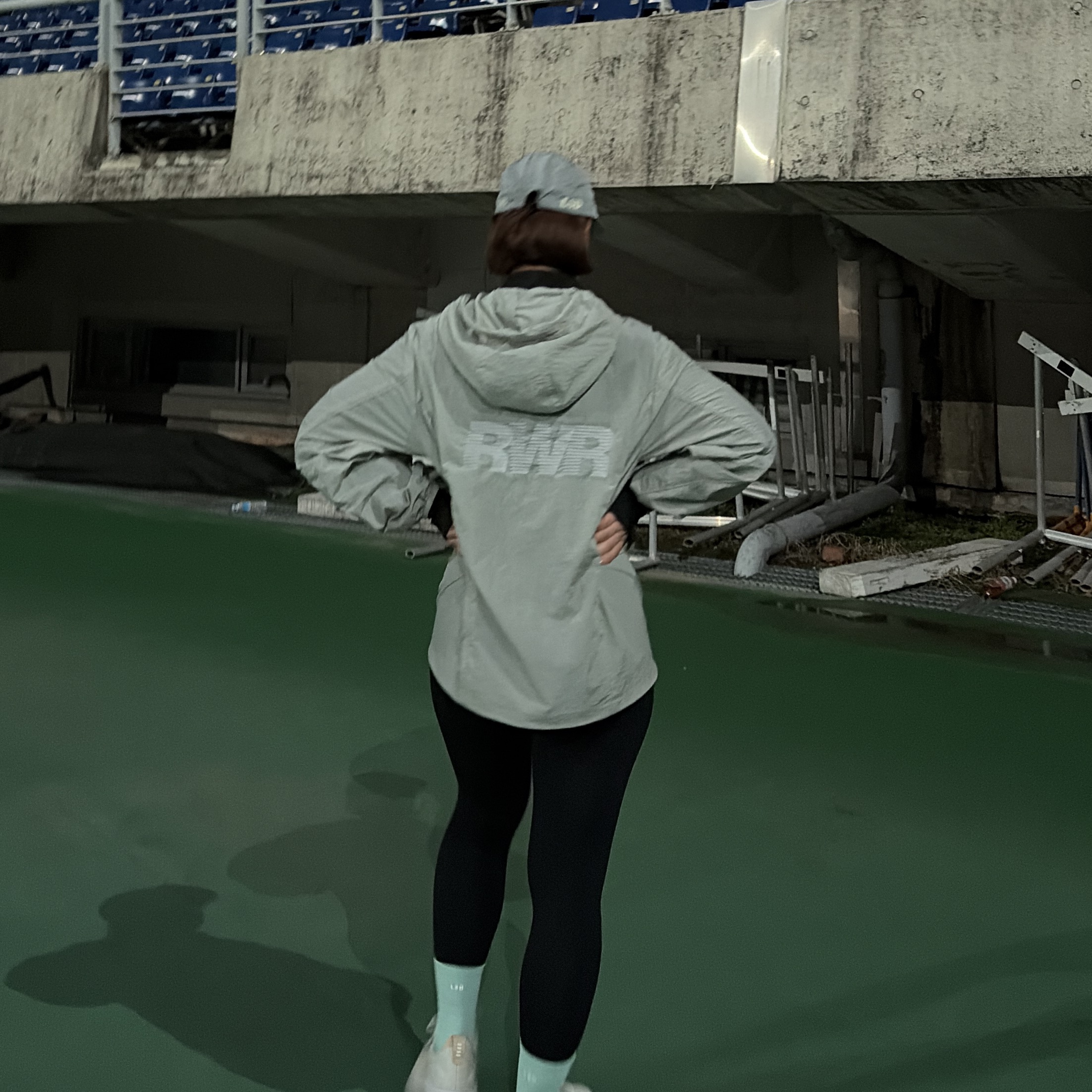 [KREAM 단독] runwhither Windbreaker Jacket V2 Gray, [KREAM 단독] runwhither Printing Cap Gray 착용 스타일 - 2