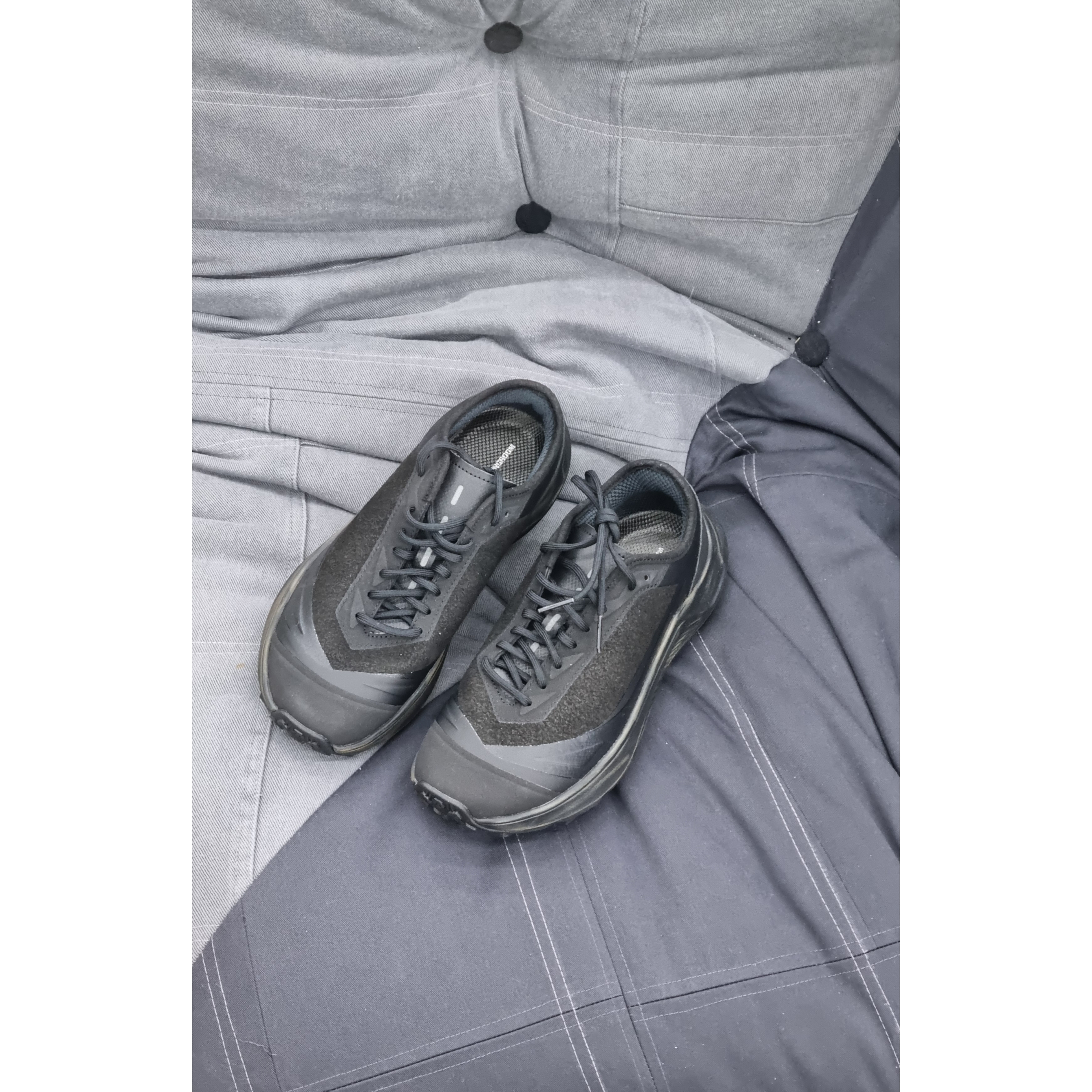 Descente x Hatchingroom Z02 Trail Running Shoes Black 착용 스타일 - 3