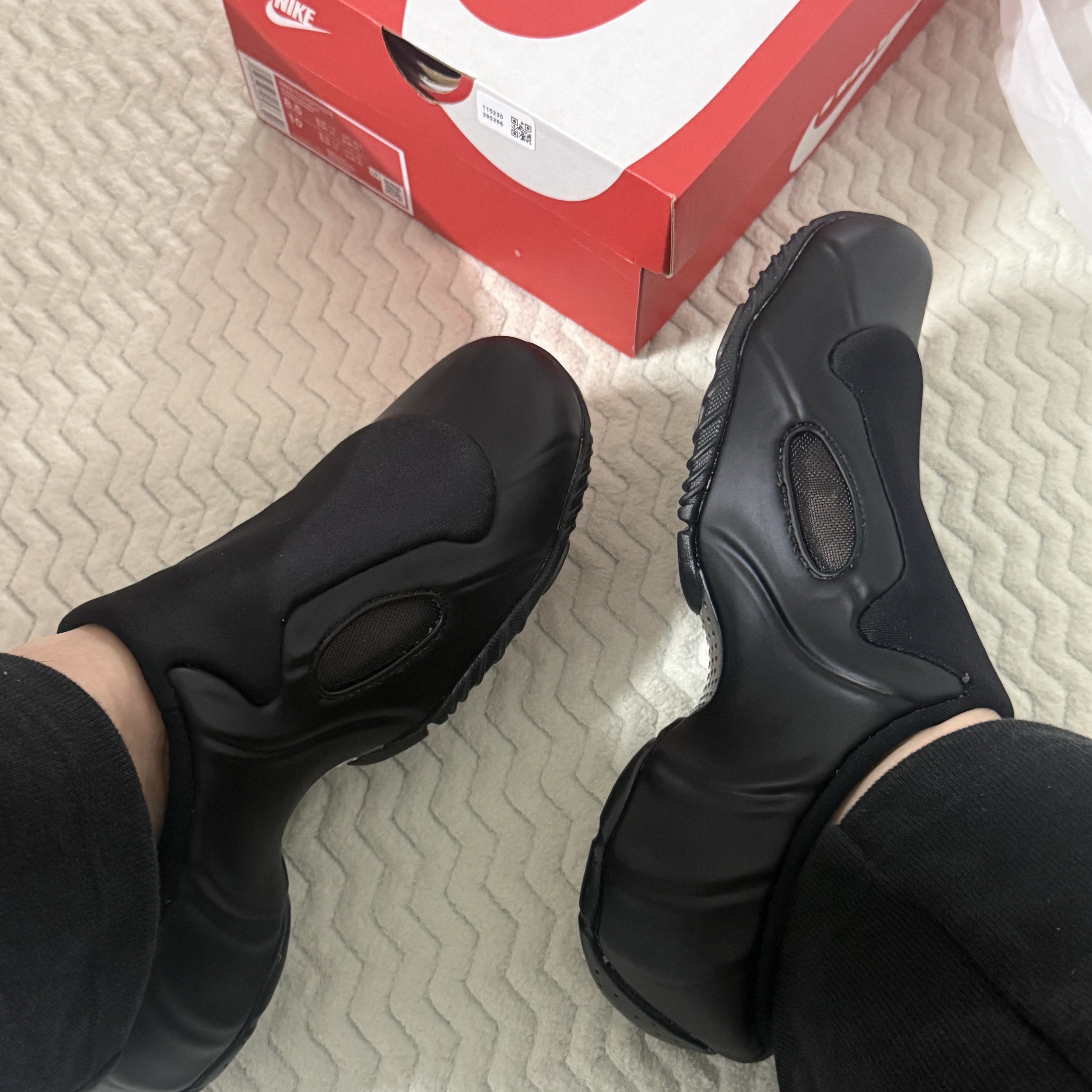 Nike Clogposite Black and Metallic Silver 착용 스타일