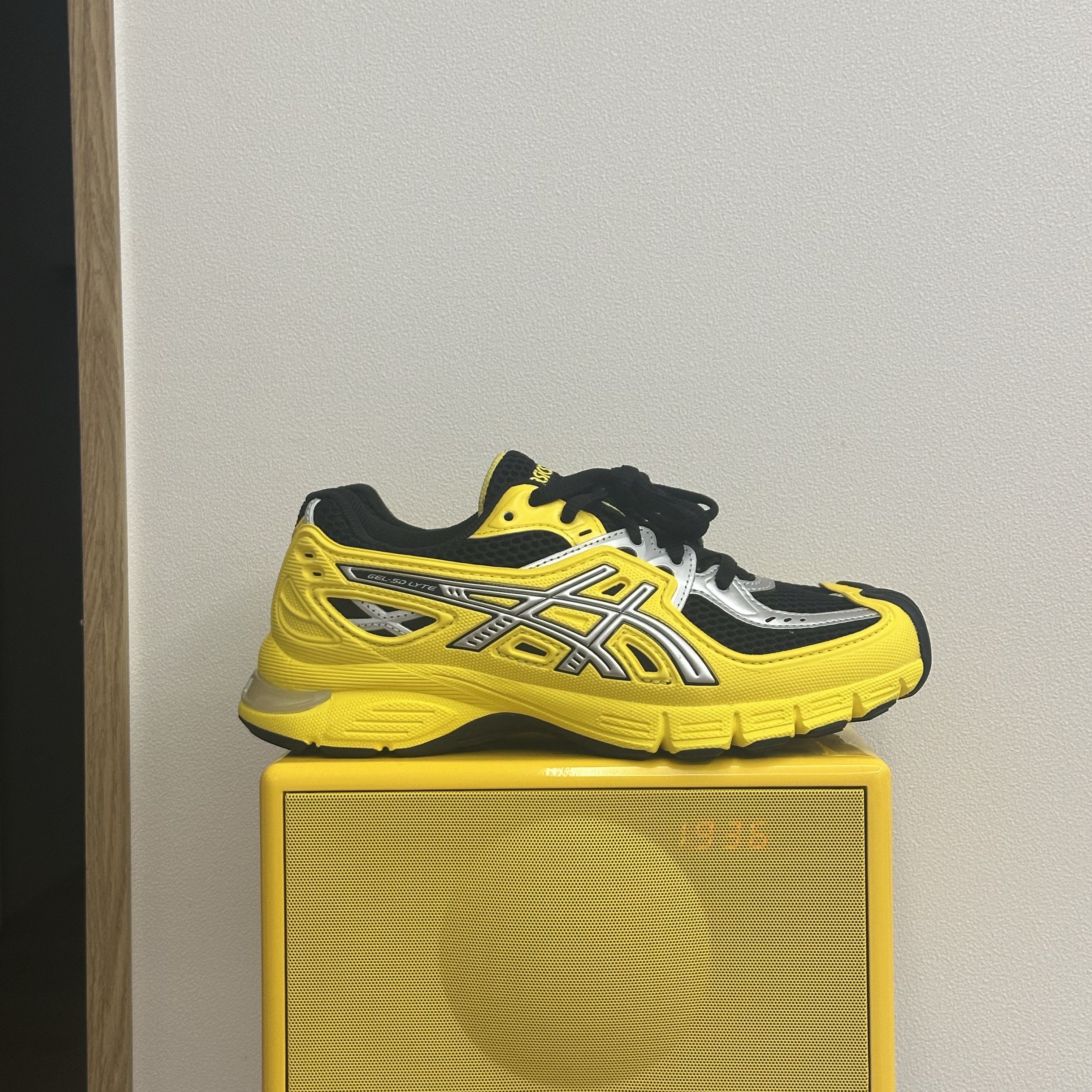 Asics Gel-SD-Lyte Vibrant Yellow Black 착용 스타일 - 1