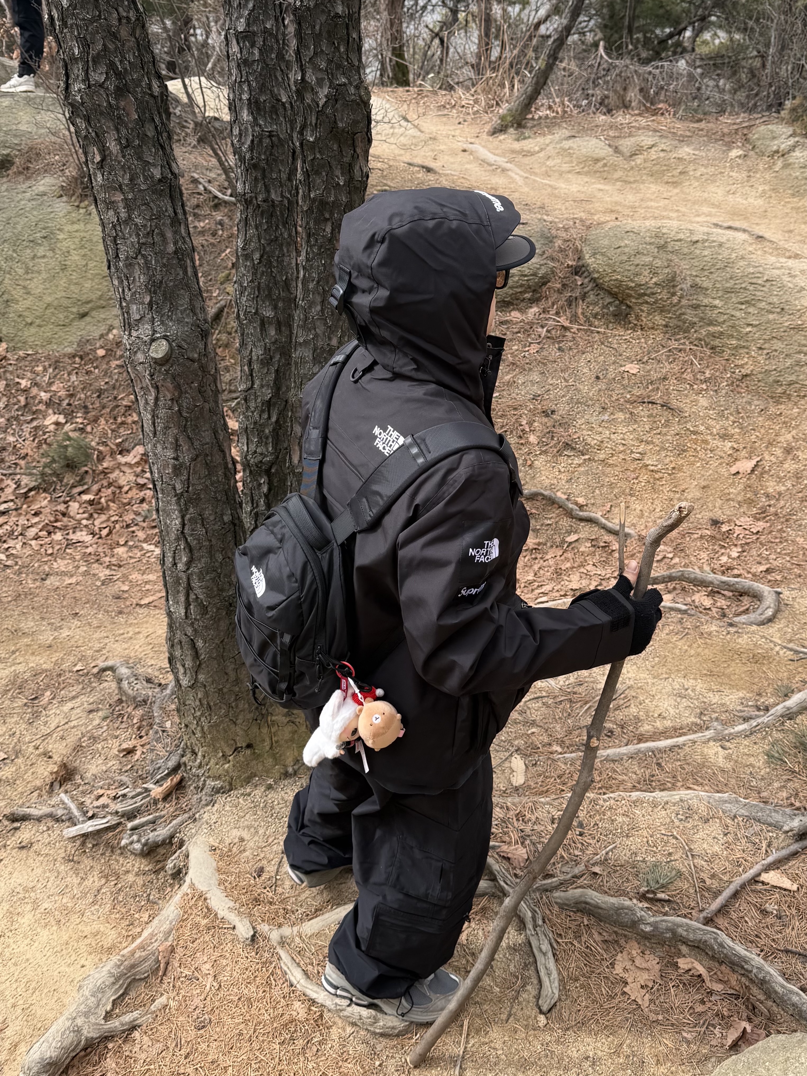 The North Face Borealis Mini Backpack Black, New Balance 2002R Gray 착용 스타일 - 4
