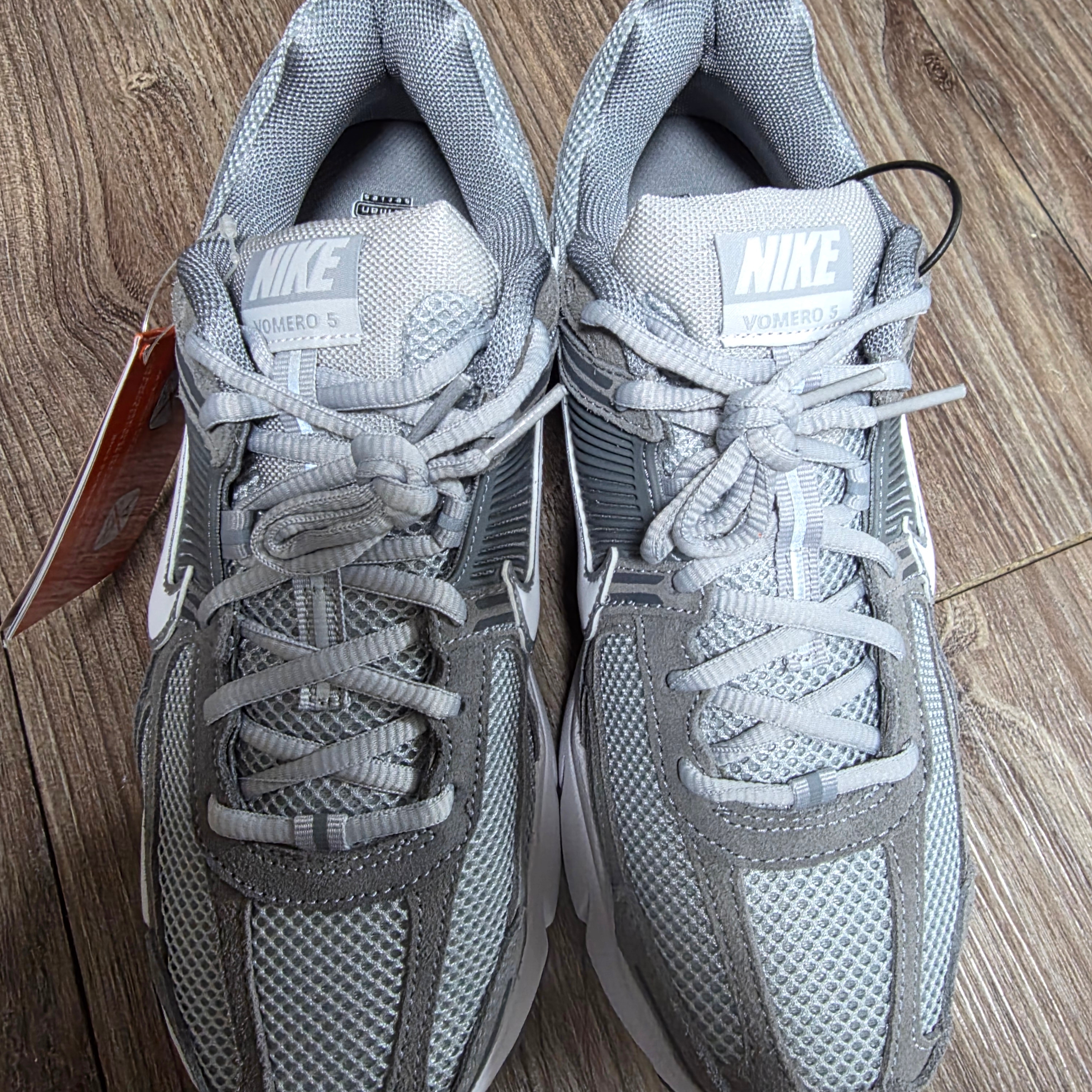 Nike Zoom Vomero 5 Cool Grey White 착용 스타일 - 2