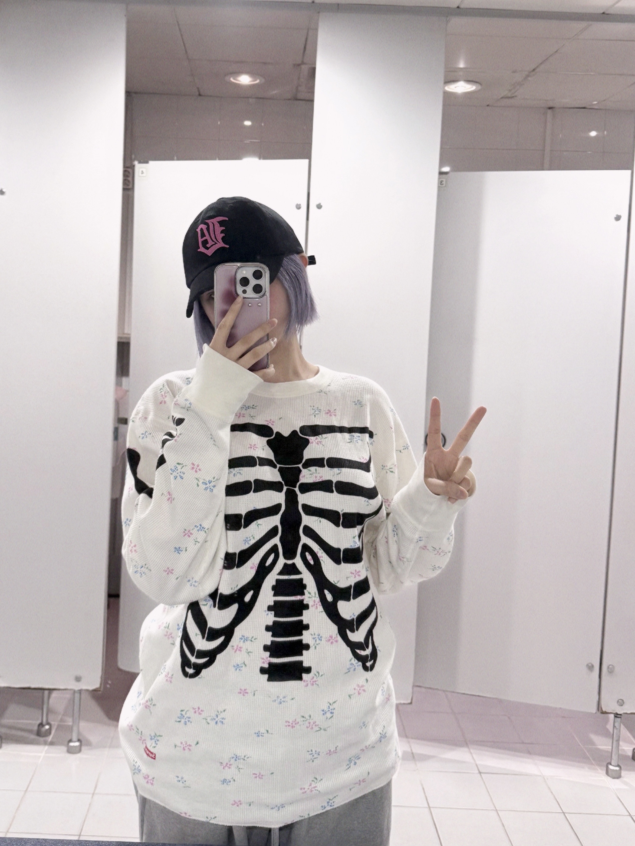 Supreme Hanes Bones Thermal Crew Floral (1 Pack) - 25FW 착용 스타일