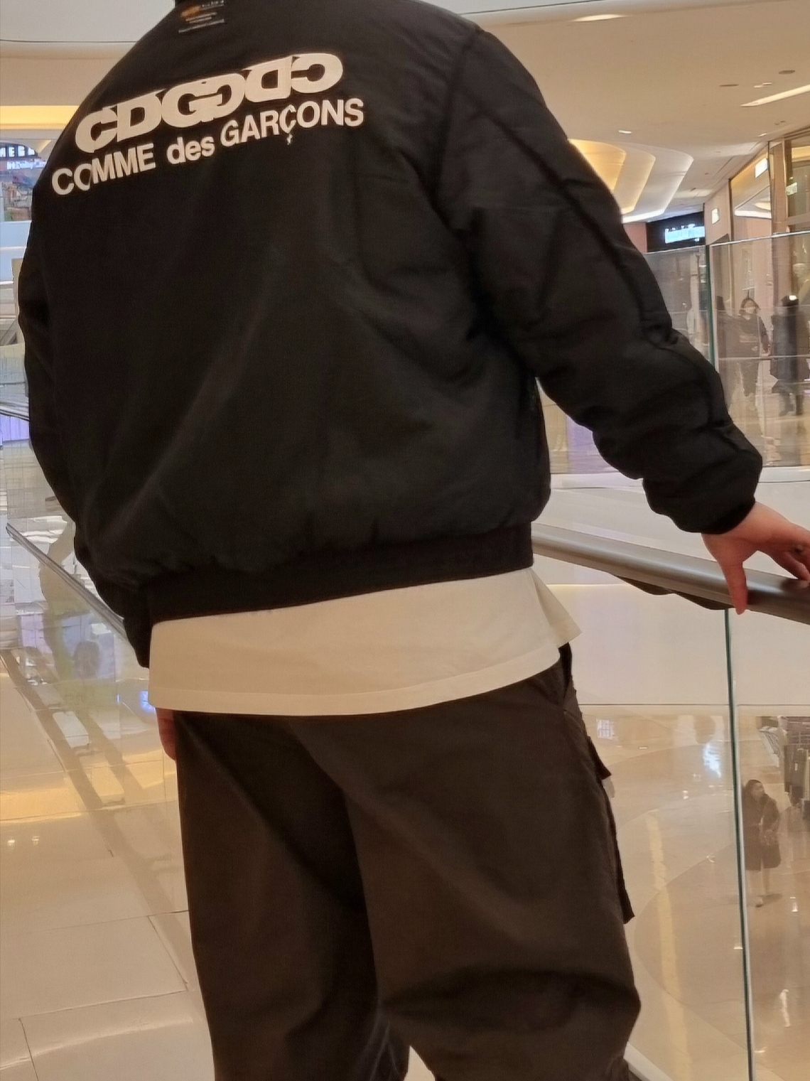 CDG x Alpha Industries Wep Jacket Black, Maison Mihara Yasuhiro Wayne OG Sole Leather Low-top Sneakers Black 착용 스타일 - 1