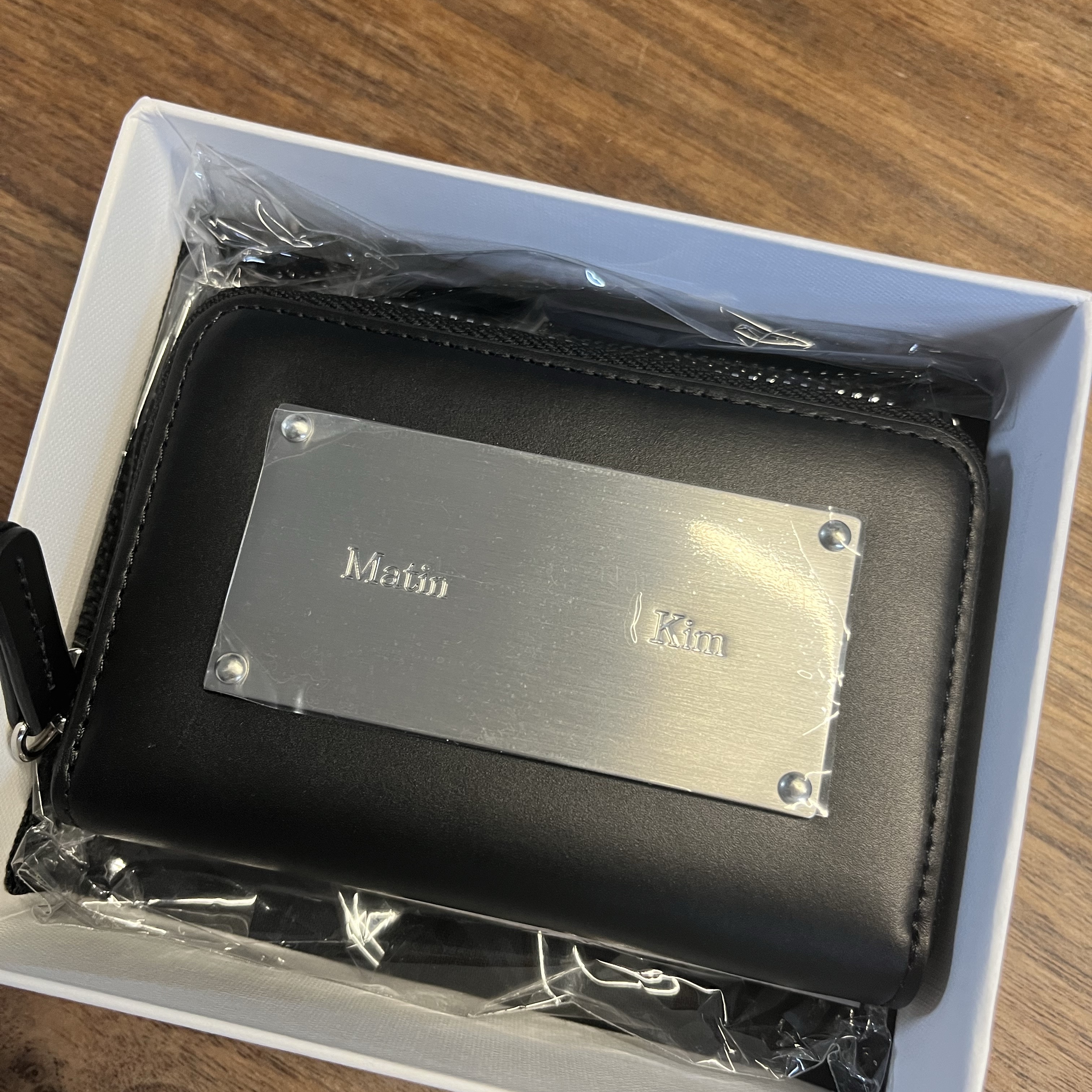 Matin Kim Vintage Compact Wallet Black 착용 스타일