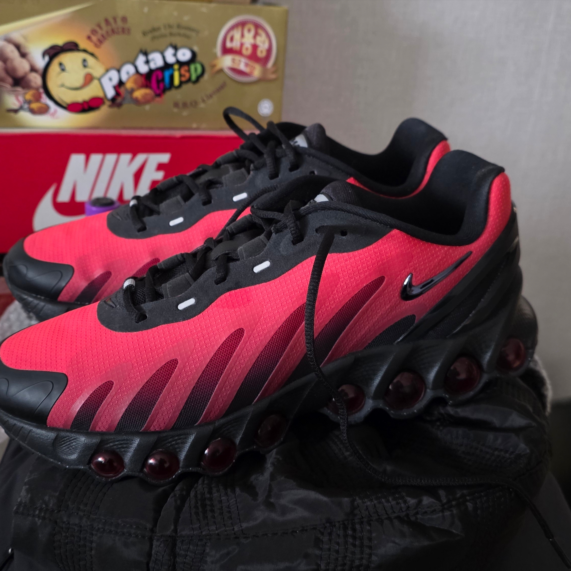 Nike Air Max Dn8 Black Gym Red 착용 스타일