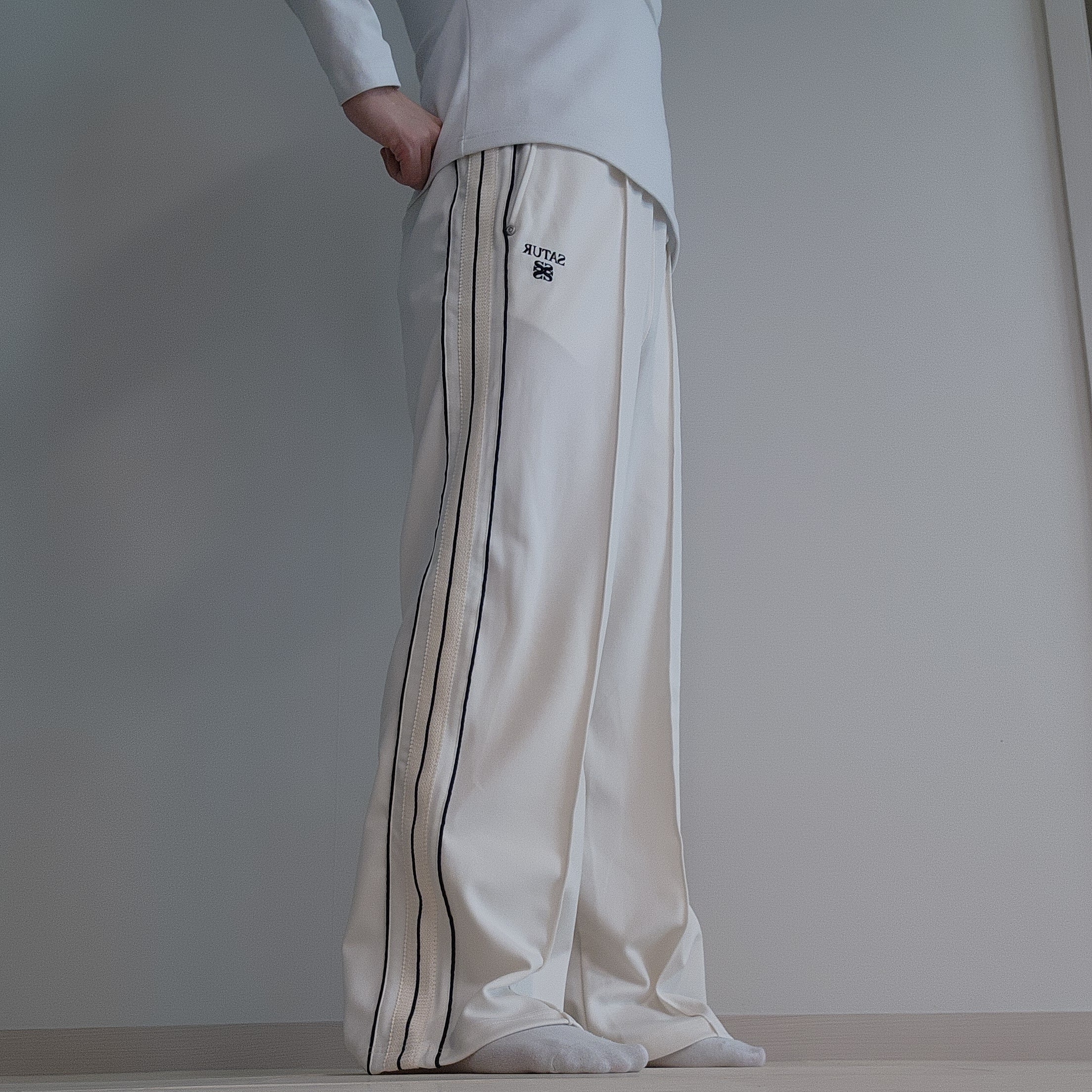 SATUR Essential Lawton Track Pants Cream 착용 스타일 - 4