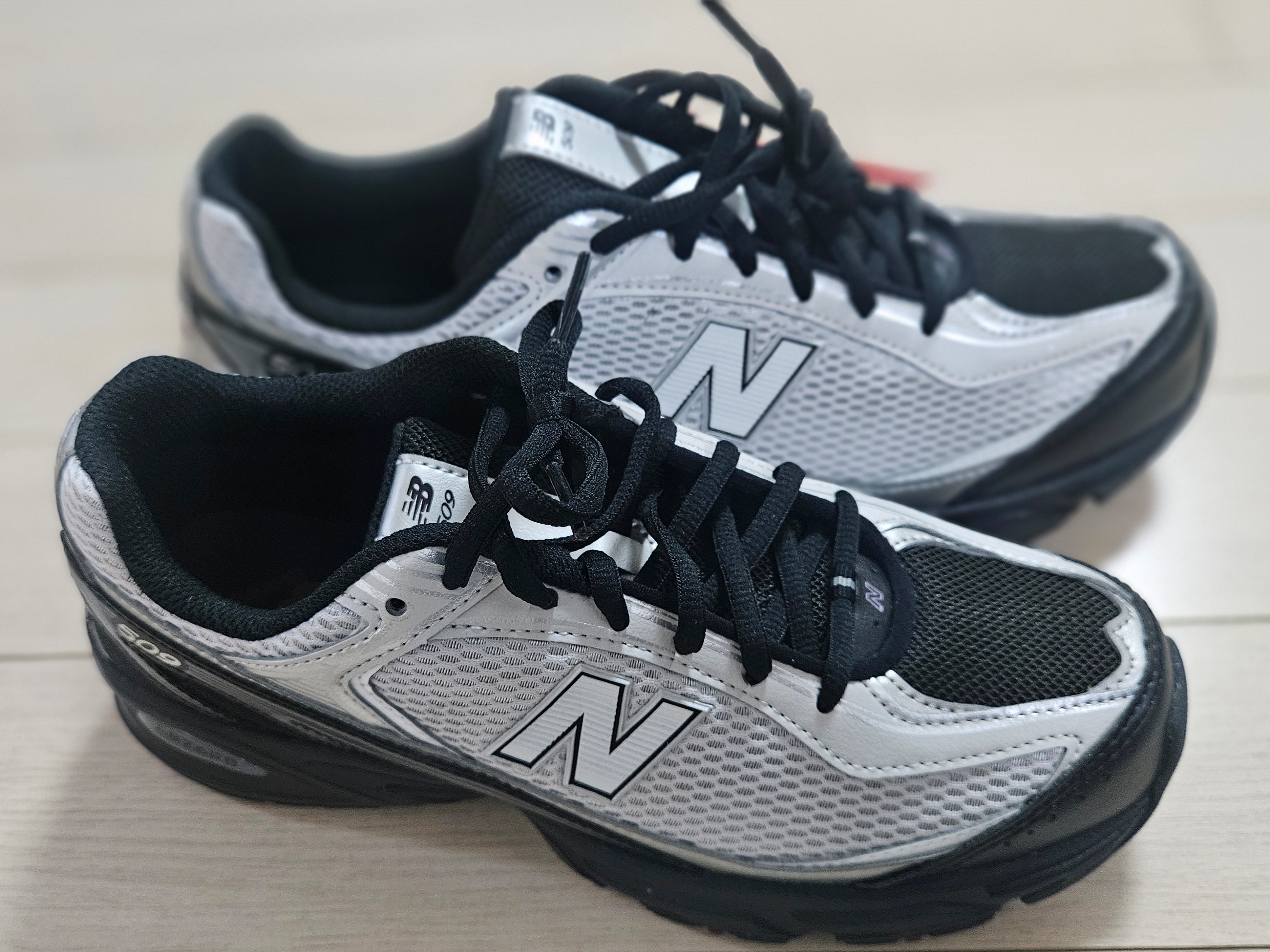 New Balance 509 Black Gray 착용 스타일 - 1