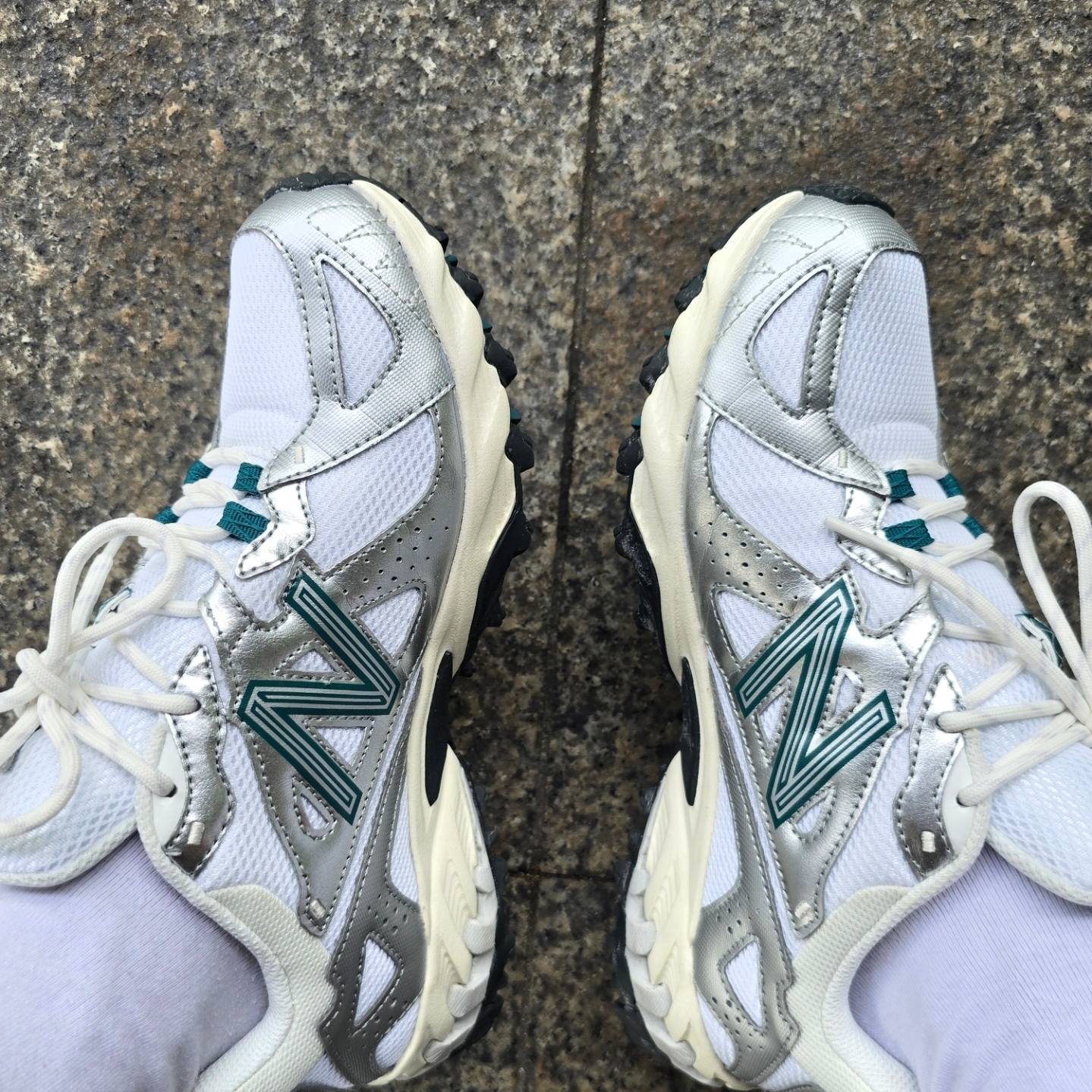 New Balance ML610T Metallic Silver - D Standard 착용 스타일