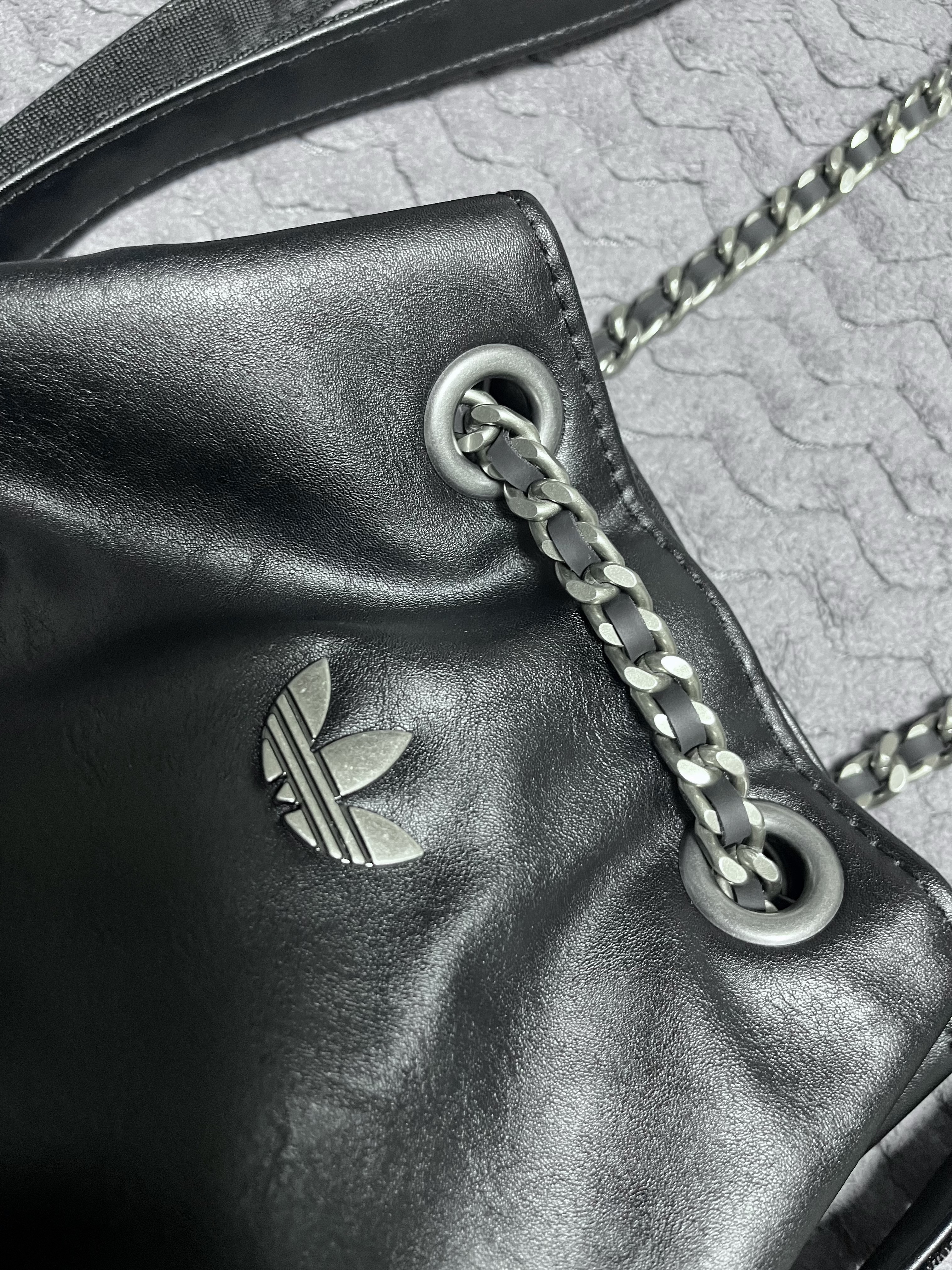 (W) Adidas Classic Sports Shoulder Bag Black 착용 스타일 - 3
