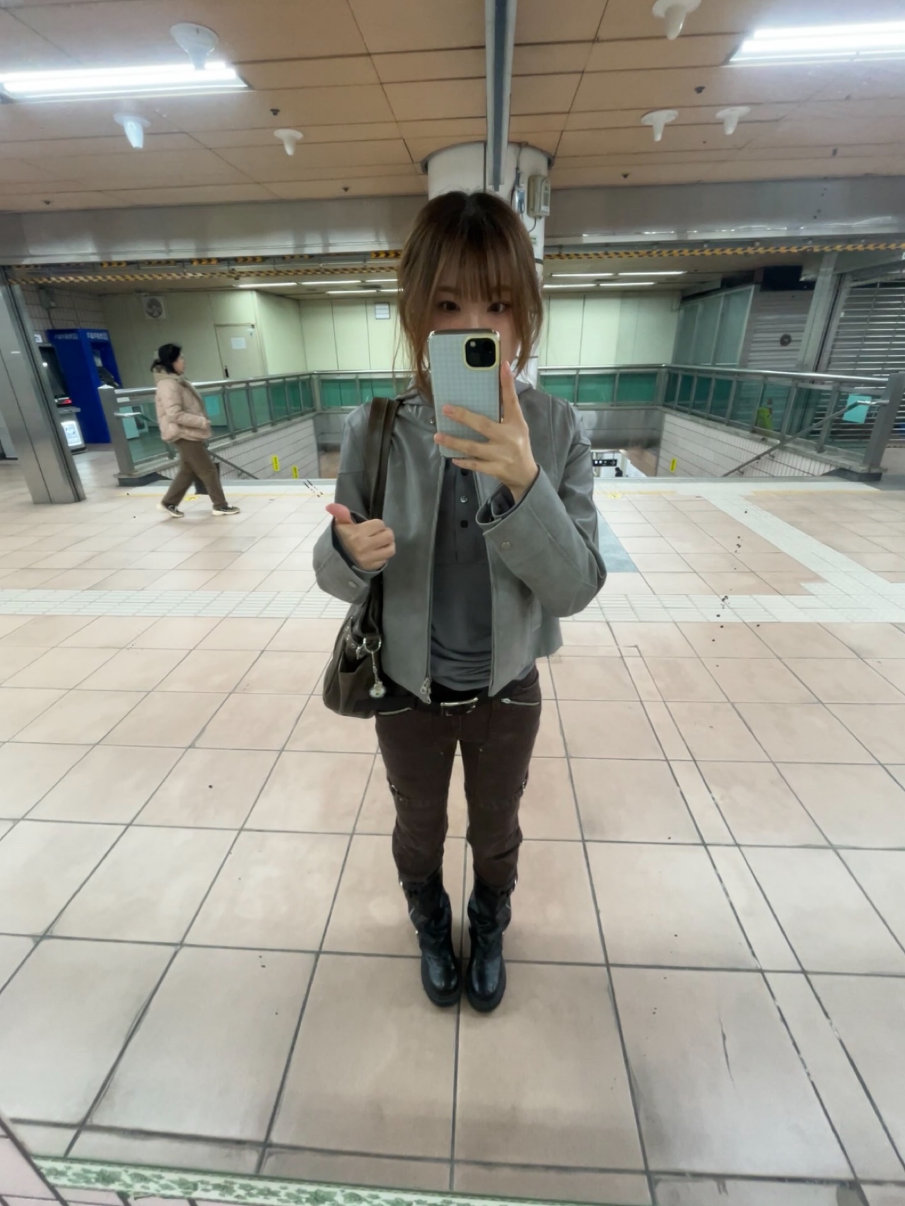 Vacant Archive Bona Strap Ankle Pants Brown 착용 스타일