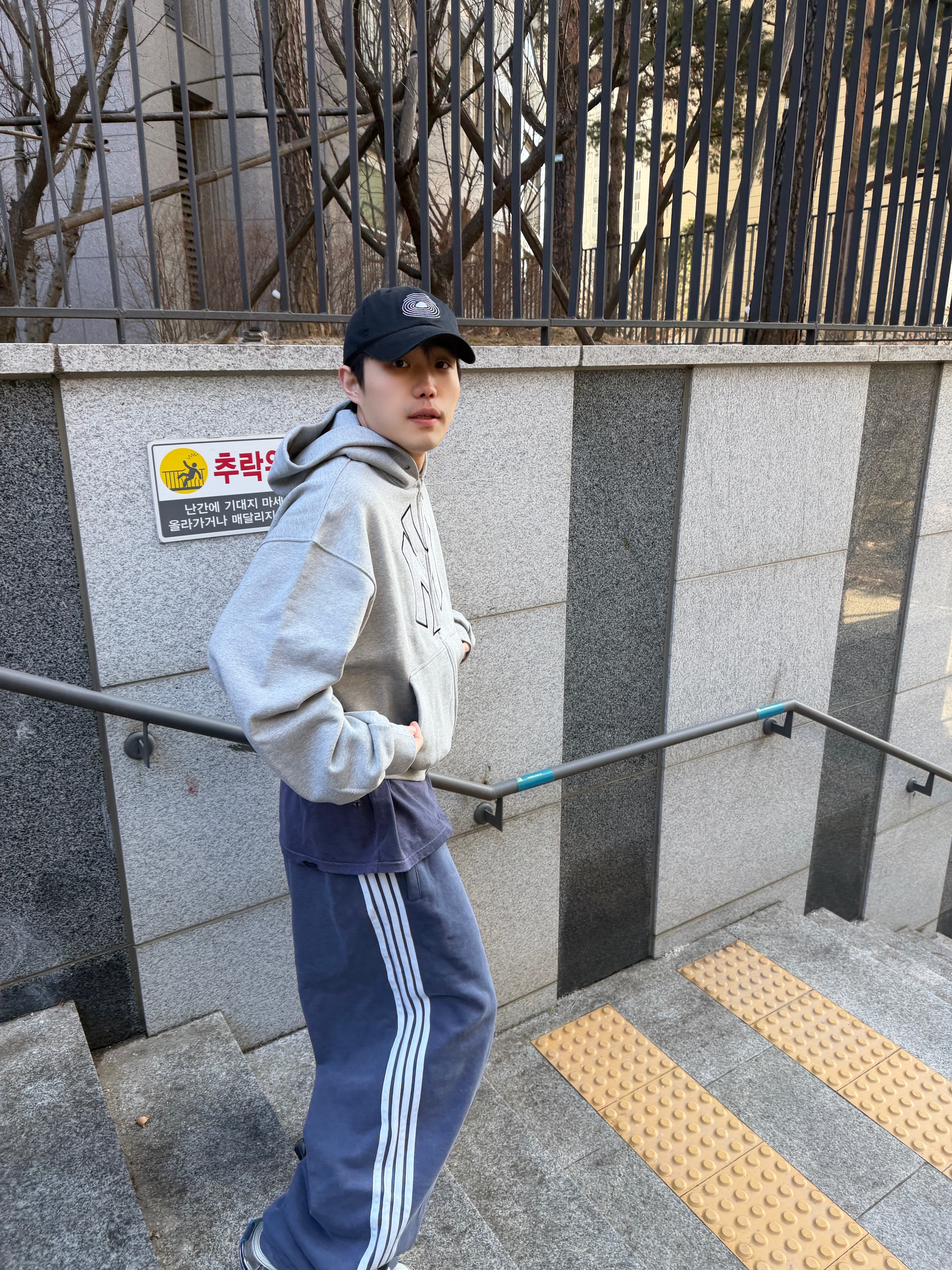 Balenciaga 3XL Sneakers Worn Out Grey White Blue 착용 스타일 - 6