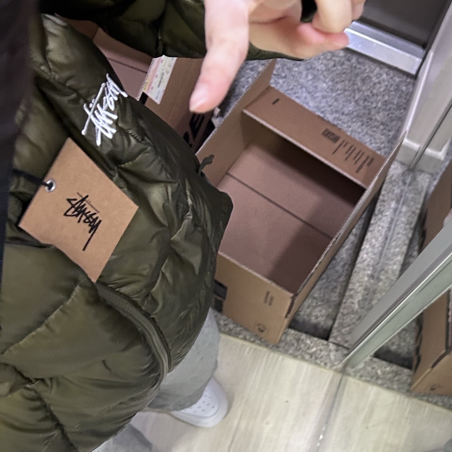 Stussy Midweight Hooded Puffer Olive, (W) Nike Air Force 1 '07 Low White 착용 스타일