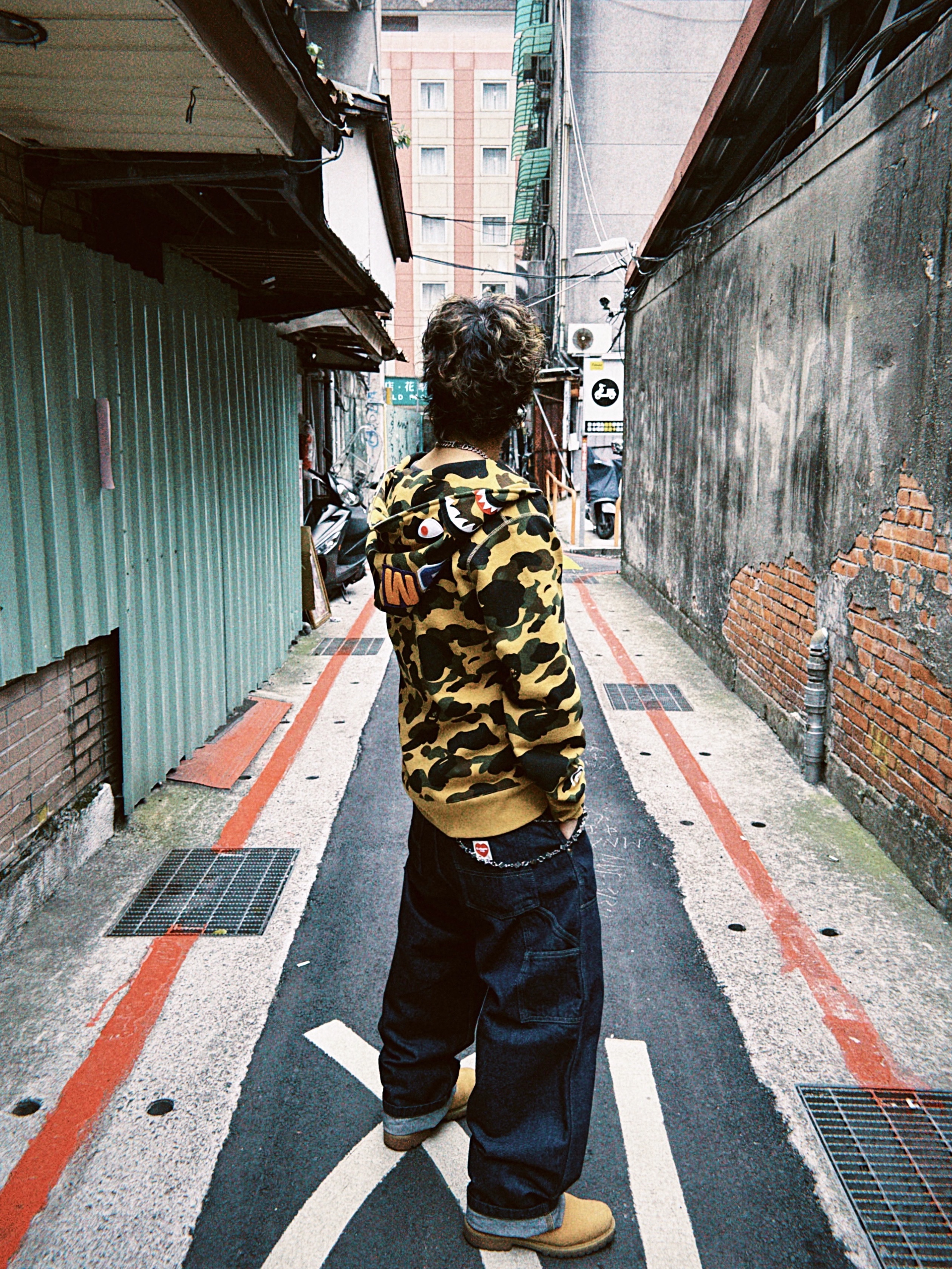 BAPE 1st Camo Shark Full Zip Hoodie Yellow, Carhartt WIP Nash Loose Fit Double Knee Pants Blue Rinsed 착용 스타일