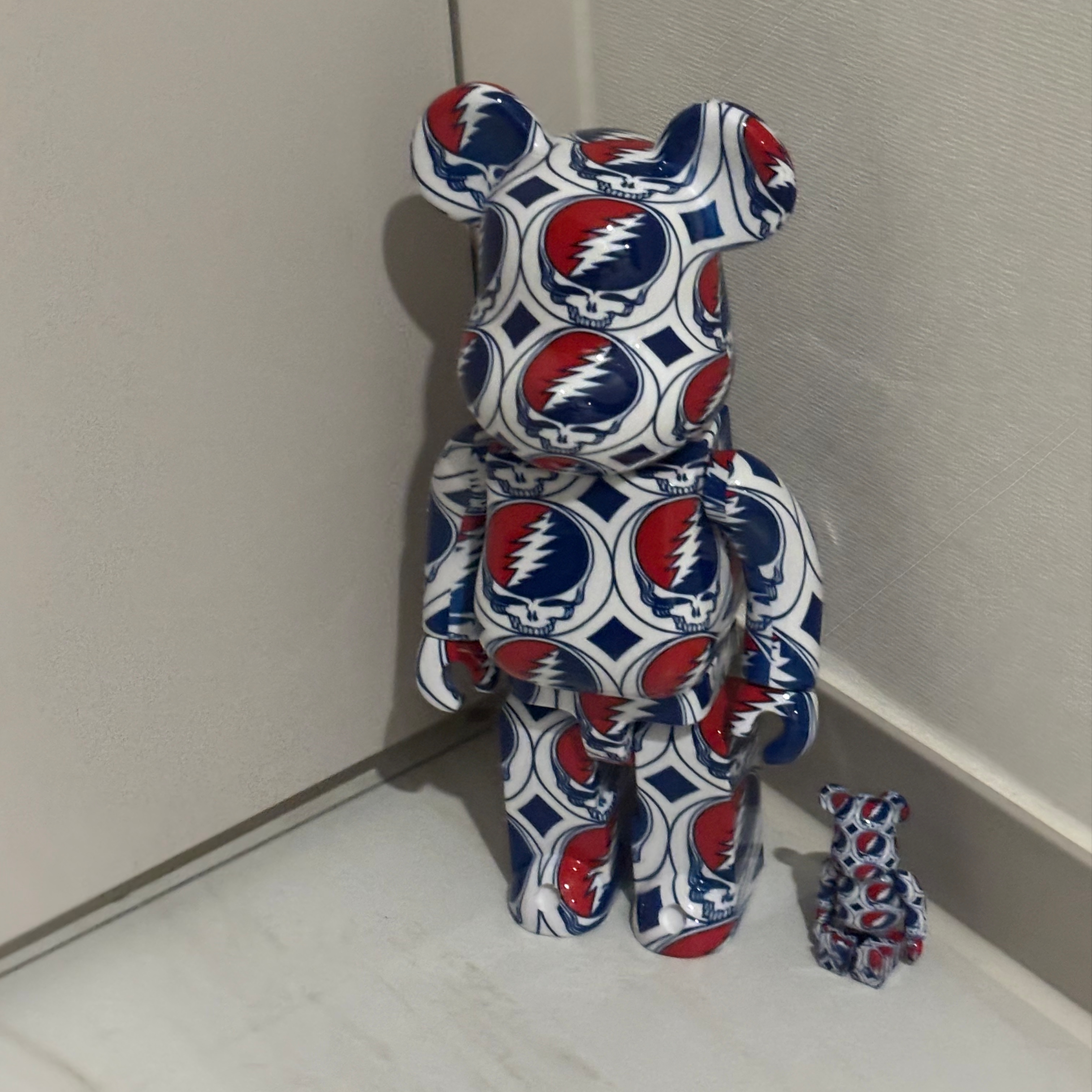 Bearbrick x Grateful Dead Steal Your Face 100% & 400% Set 착용 스타일