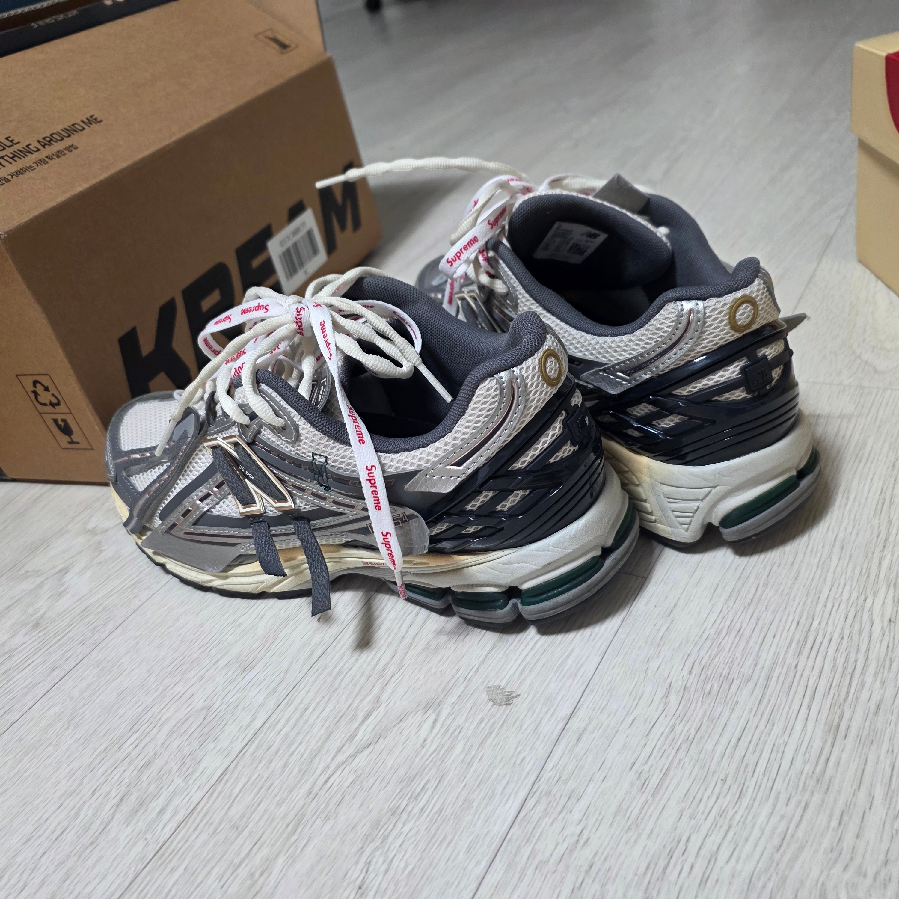 New Balance 1906A Silver Metallic Castlerock, New Balance 992 Made in USA Calcium Raw Cashew 착용 스타일 - 5