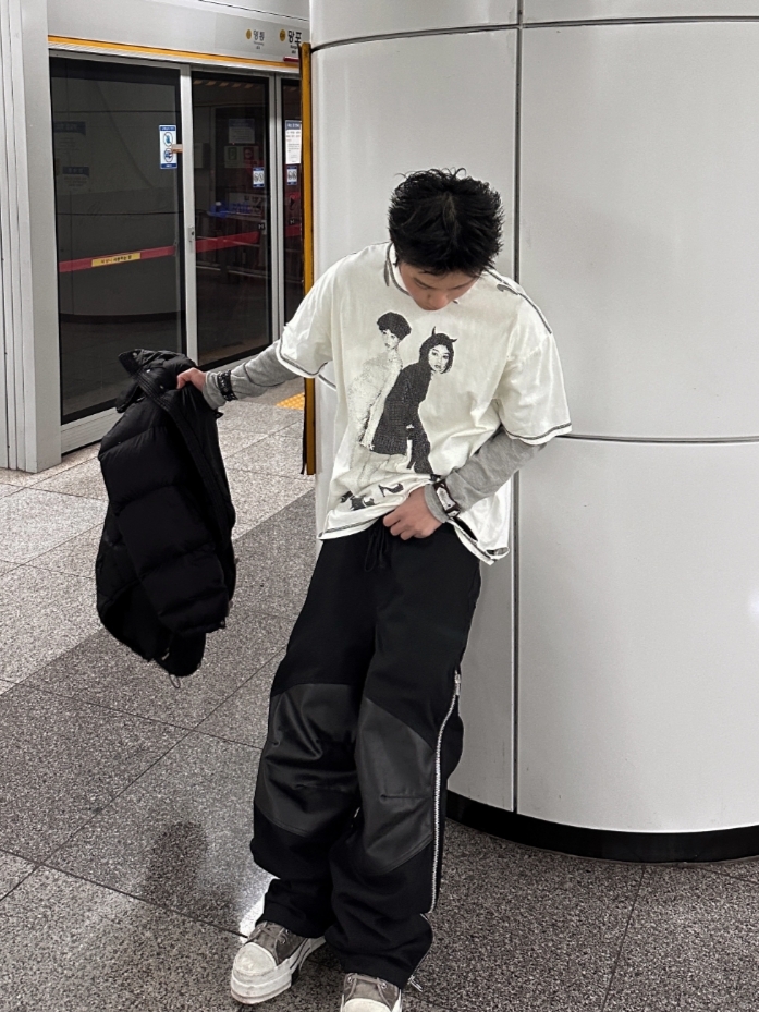 ROARINGRAD Carbon-Coated Side-Zip Pants Black 착용 스타일 - 1