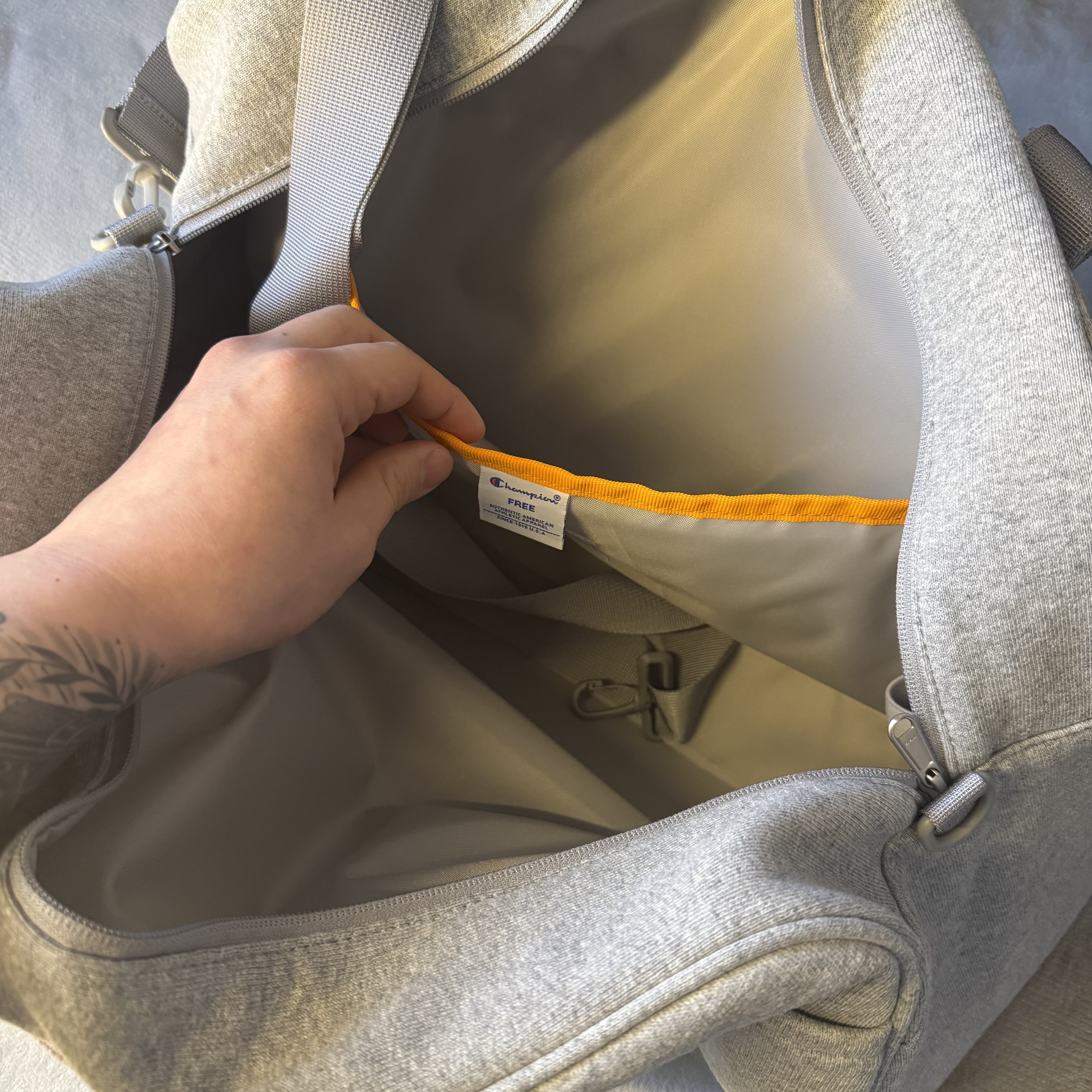 Champion x Rawrow String Boston Bag Grey 착용 스타일 - 5