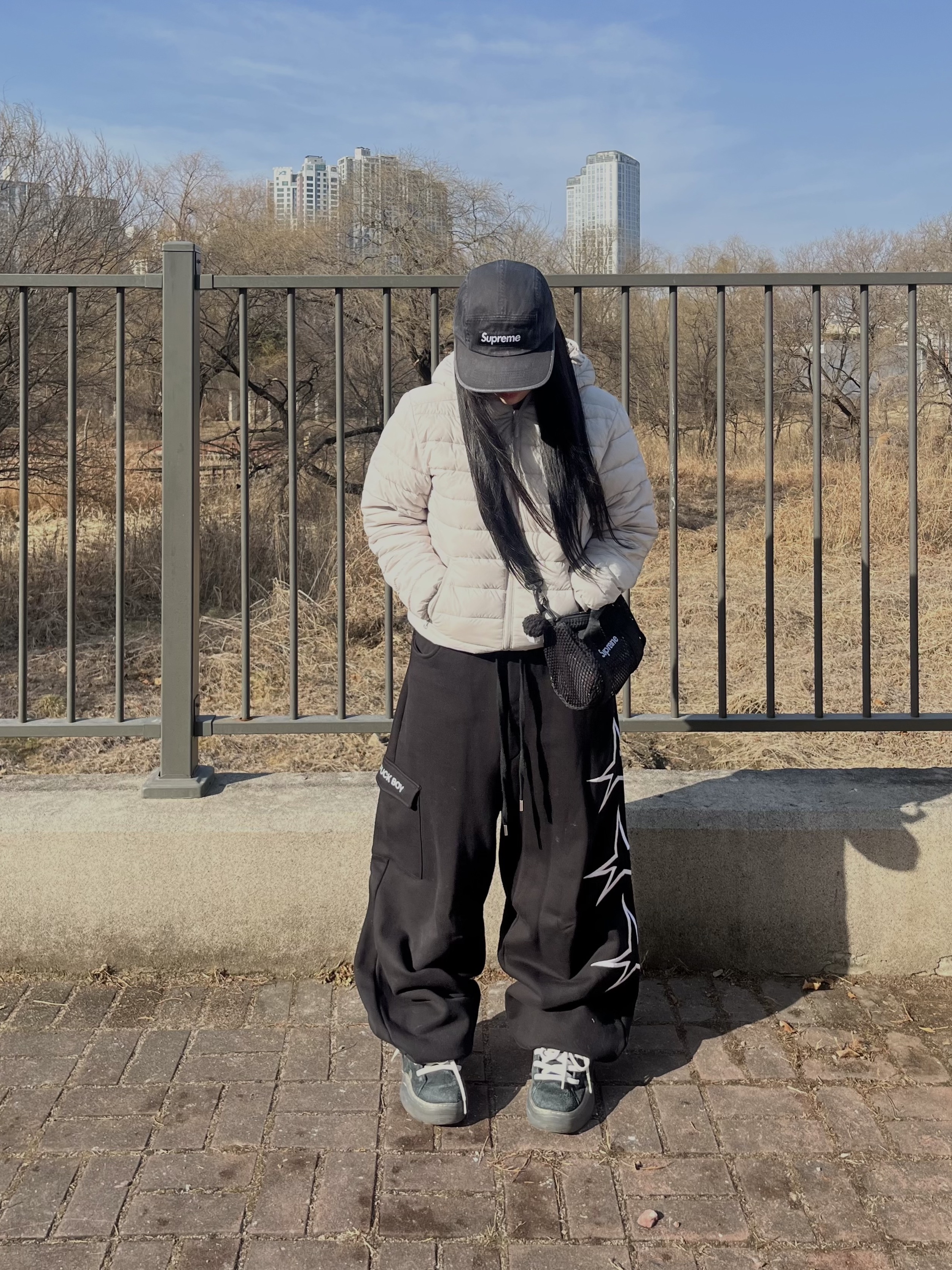 ERL Vamp Skate Shoe Pirate Black, Supreme Washed Chino Twill Camp Cap Black - 25SS 착용 스타일 - 3