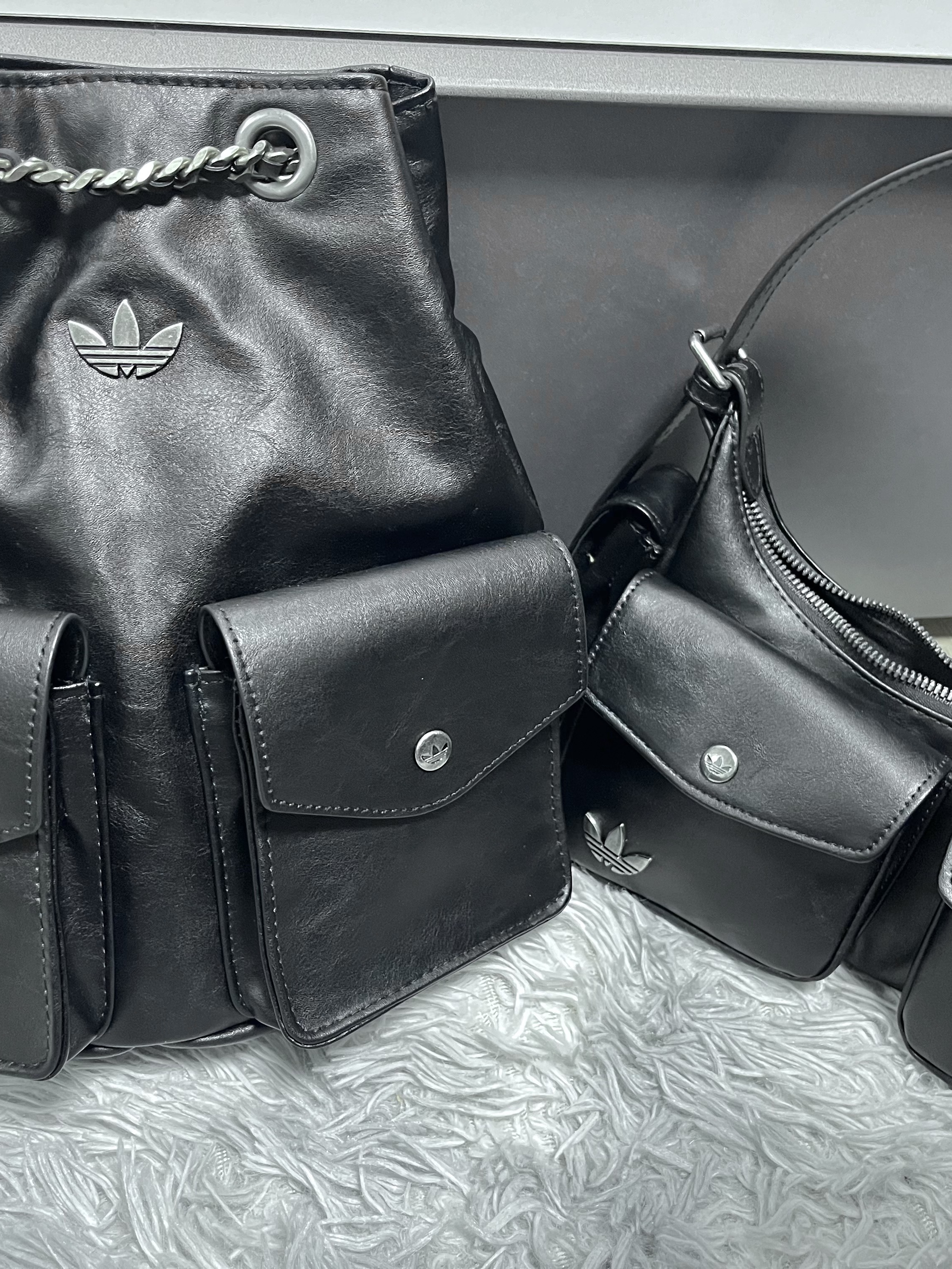 (W) Adidas Classic Sports Shoulder Bag Black 착용 스타일 - 8