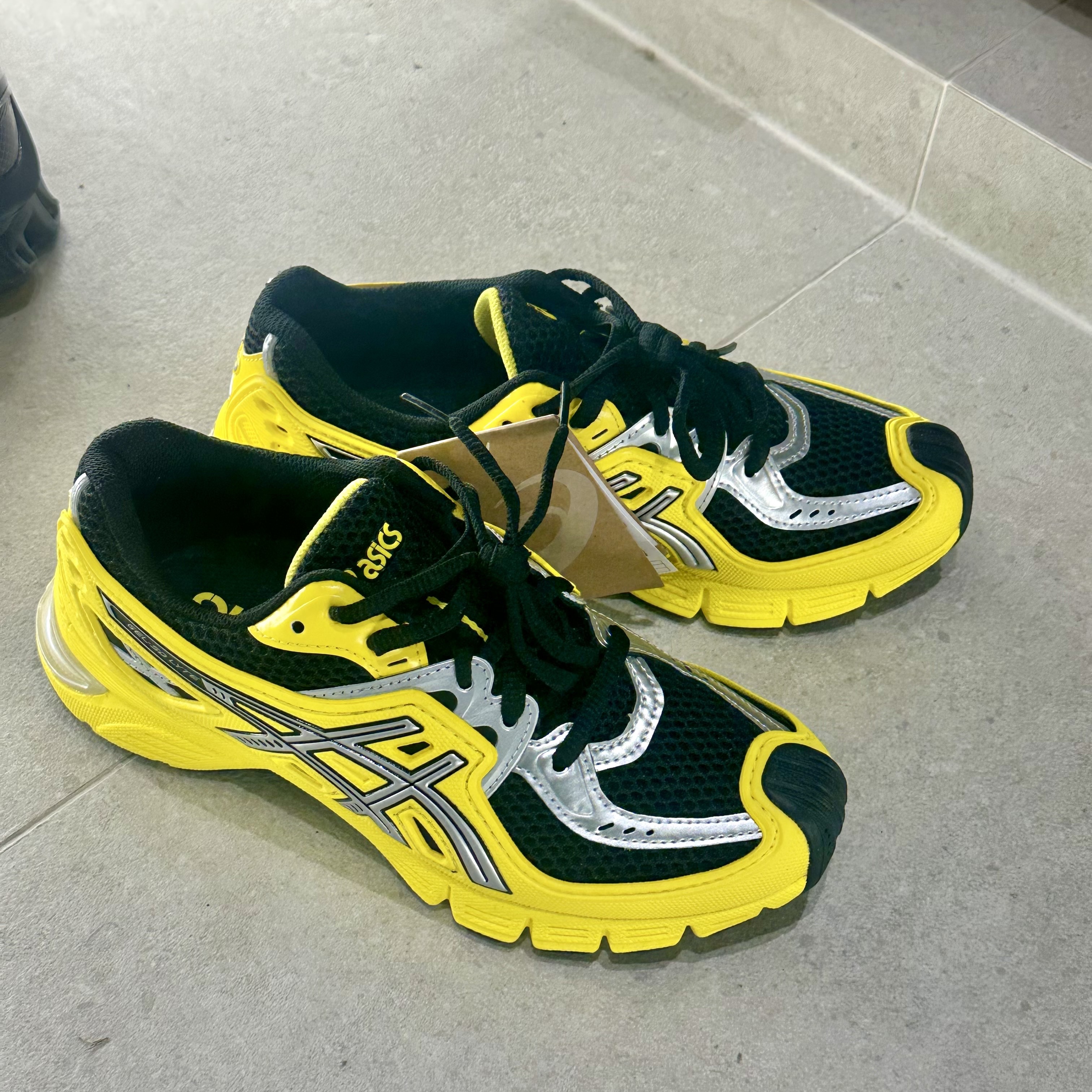 Asics Gel-SD-Lyte Vibrant Yellow Black 착용 스타일 - 3