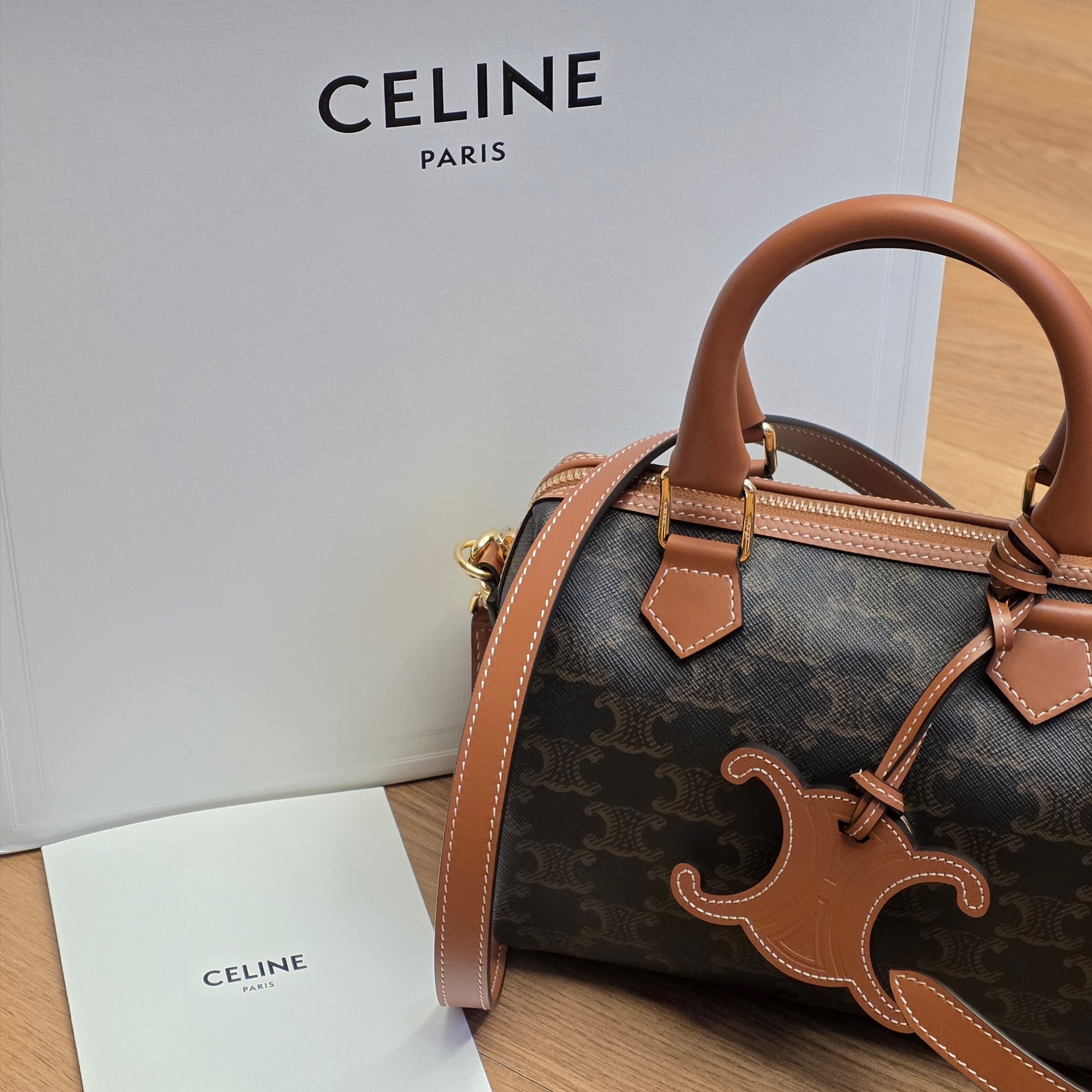 (W) Celine Triomphe Keyring Charm in Smooth Calfskin with Gold Finishing Tan, Celine Small Boston Cuir Triomphe in Triomphe Canvas Calfskin Tan 착용 스타일
