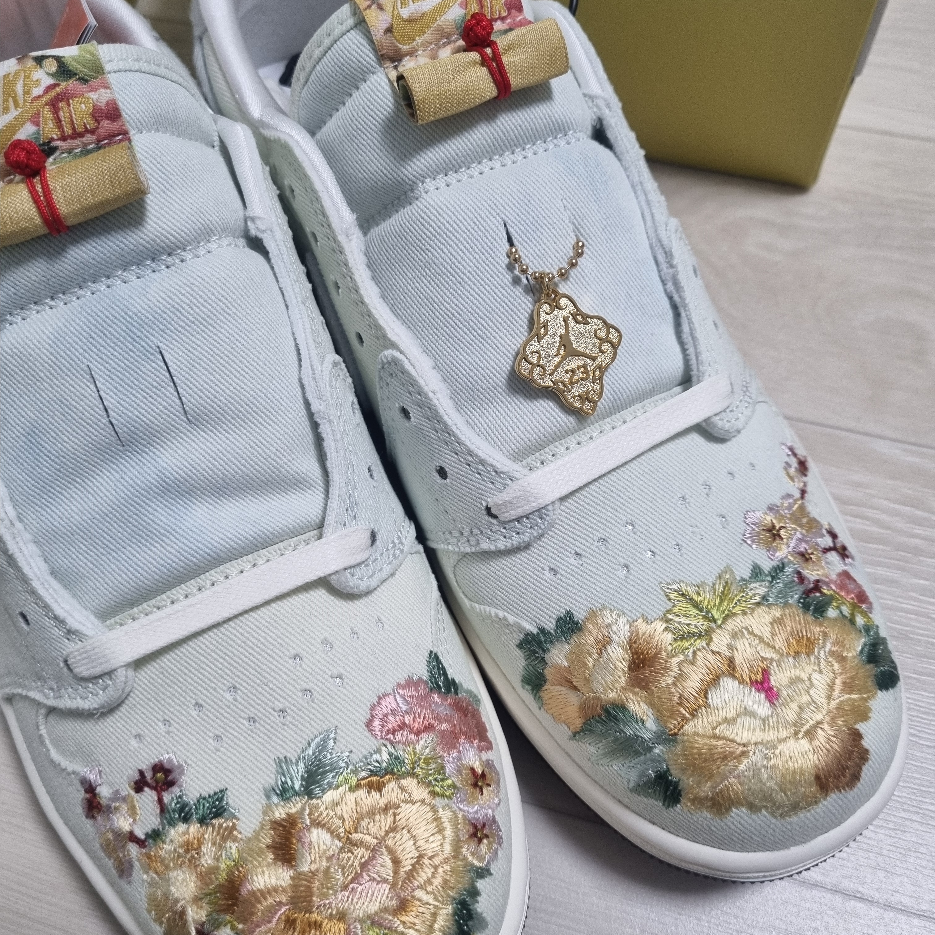 Jordan 1 Retro Low OG Greyish and Sail 착용 스타일 - 2