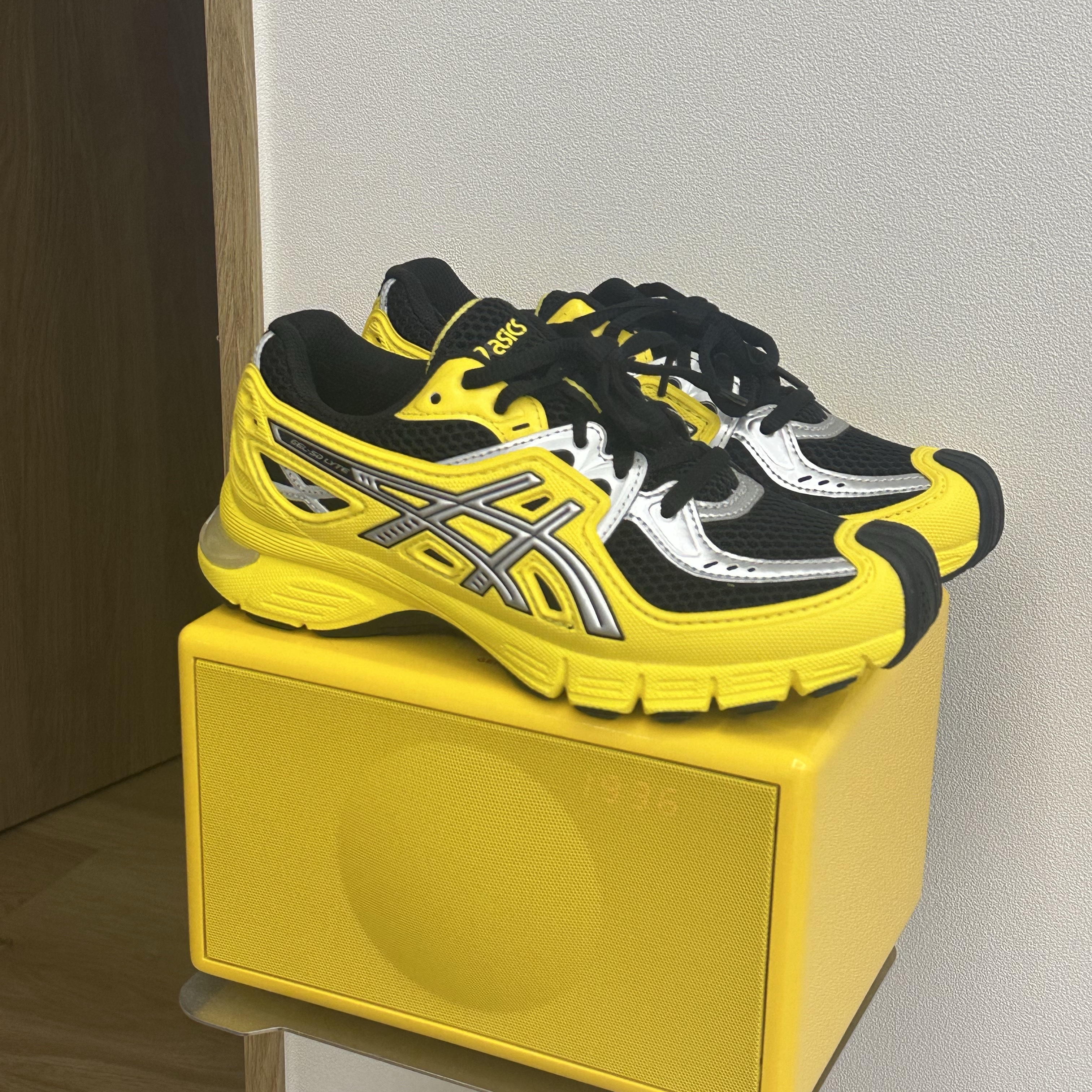 Asics Gel-SD-Lyte Vibrant Yellow Black 착용 스타일 - 2