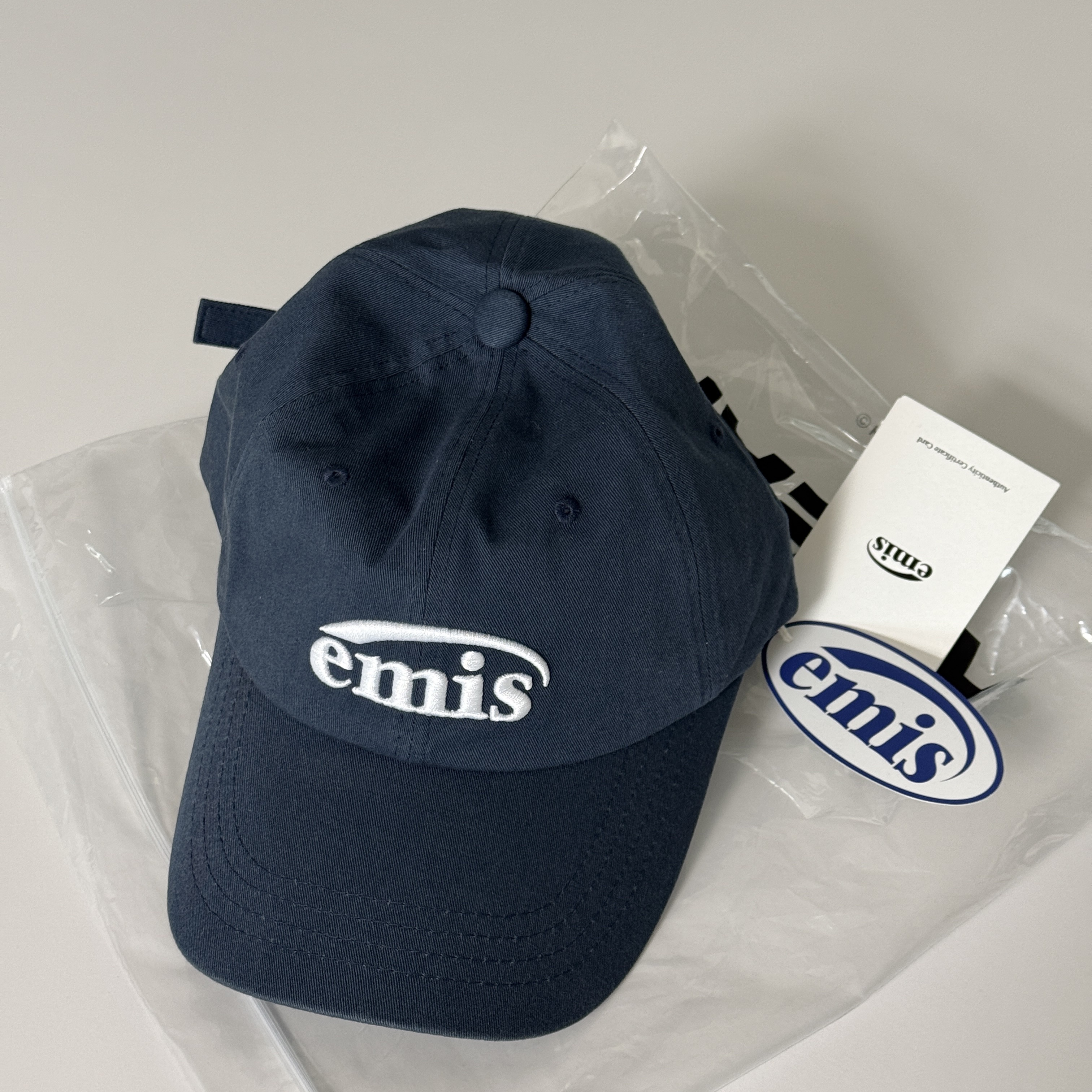 Emis New Logo Emis Cap Navy 착용 스타일 - 1