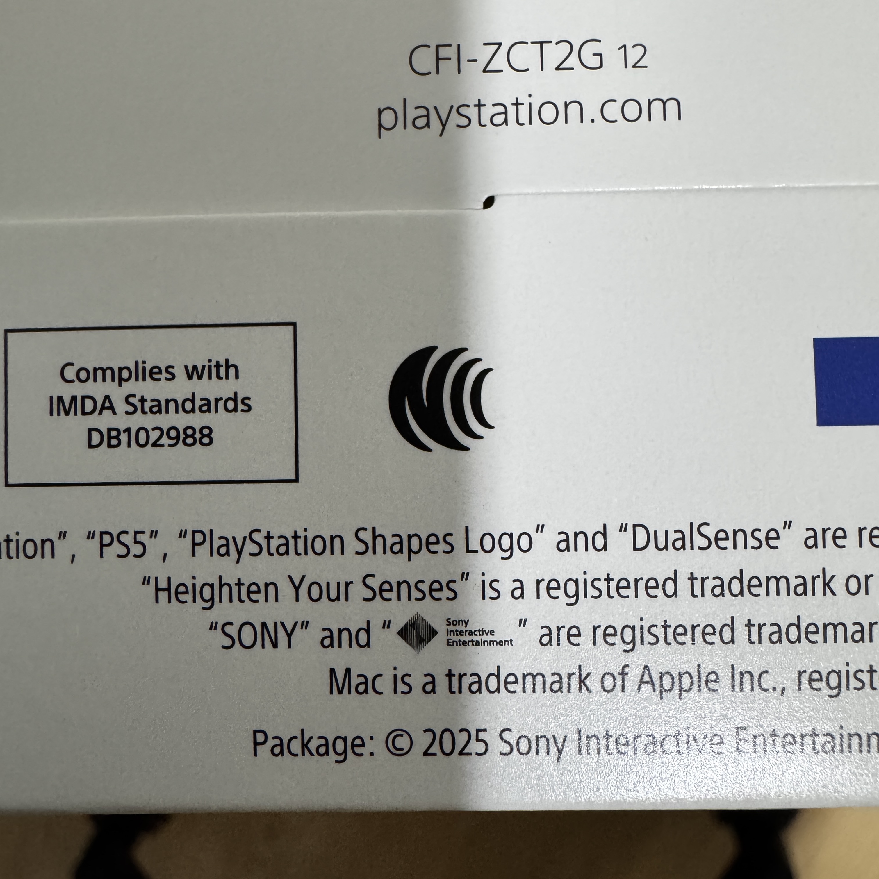 PlayStation 5 DualSense Wireless Controller Chroma Pearl 착용 스타일 - 2
