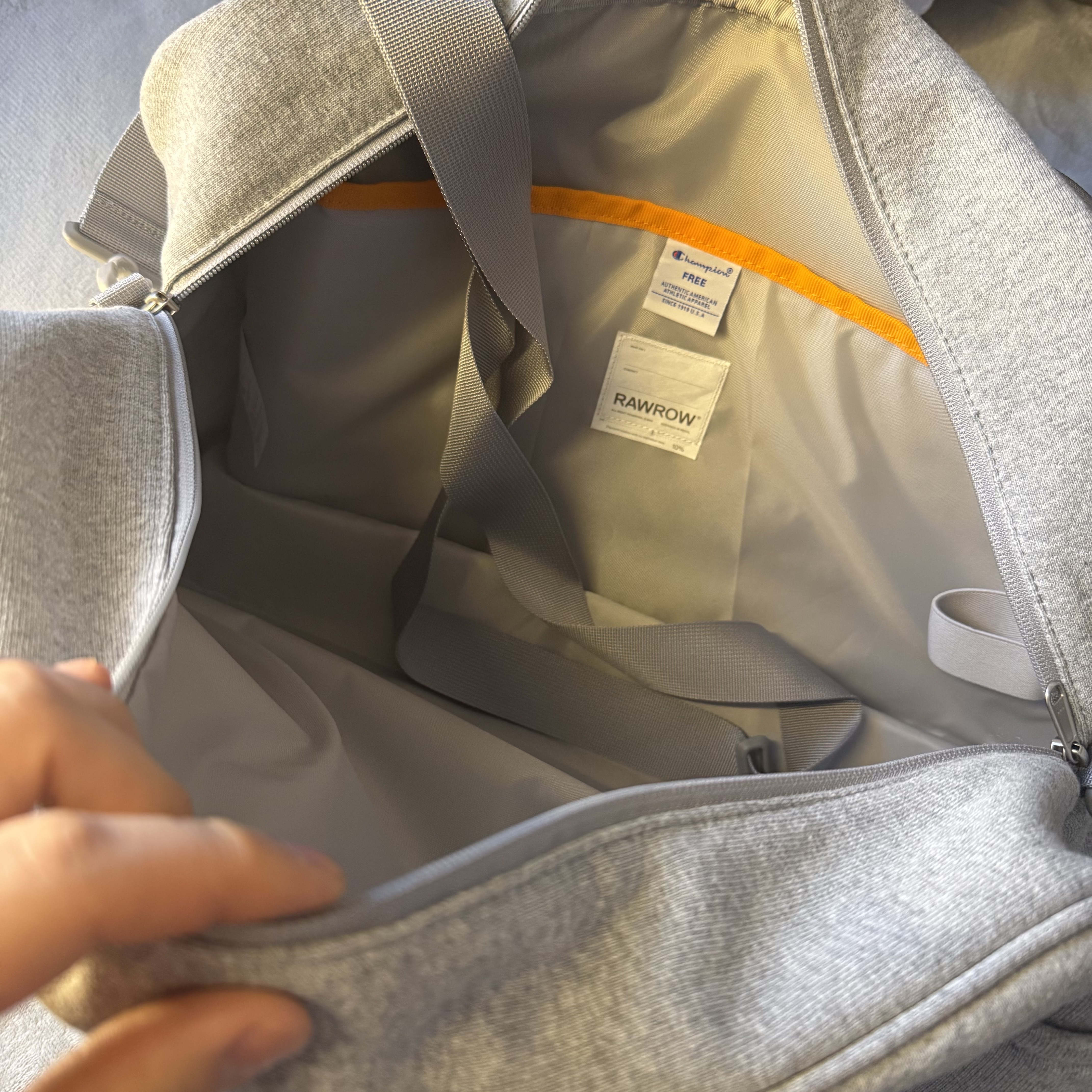 Champion x Rawrow String Boston Bag Grey 착용 스타일 - 3