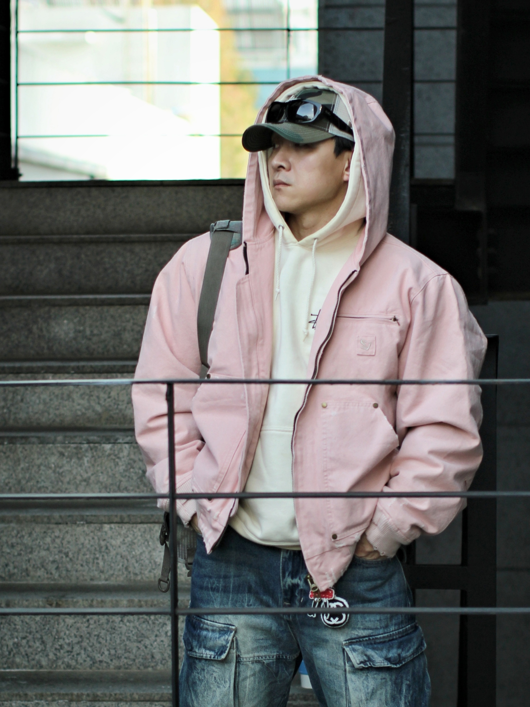 Stussy New Era 9twenty Basic Trucker Woodland Camo, Ray-Ban Mega Balorama Blacked Out Collection Polished Black Frame Dark Grey Lenses High Bridge Fit 착용 스타일 - 1