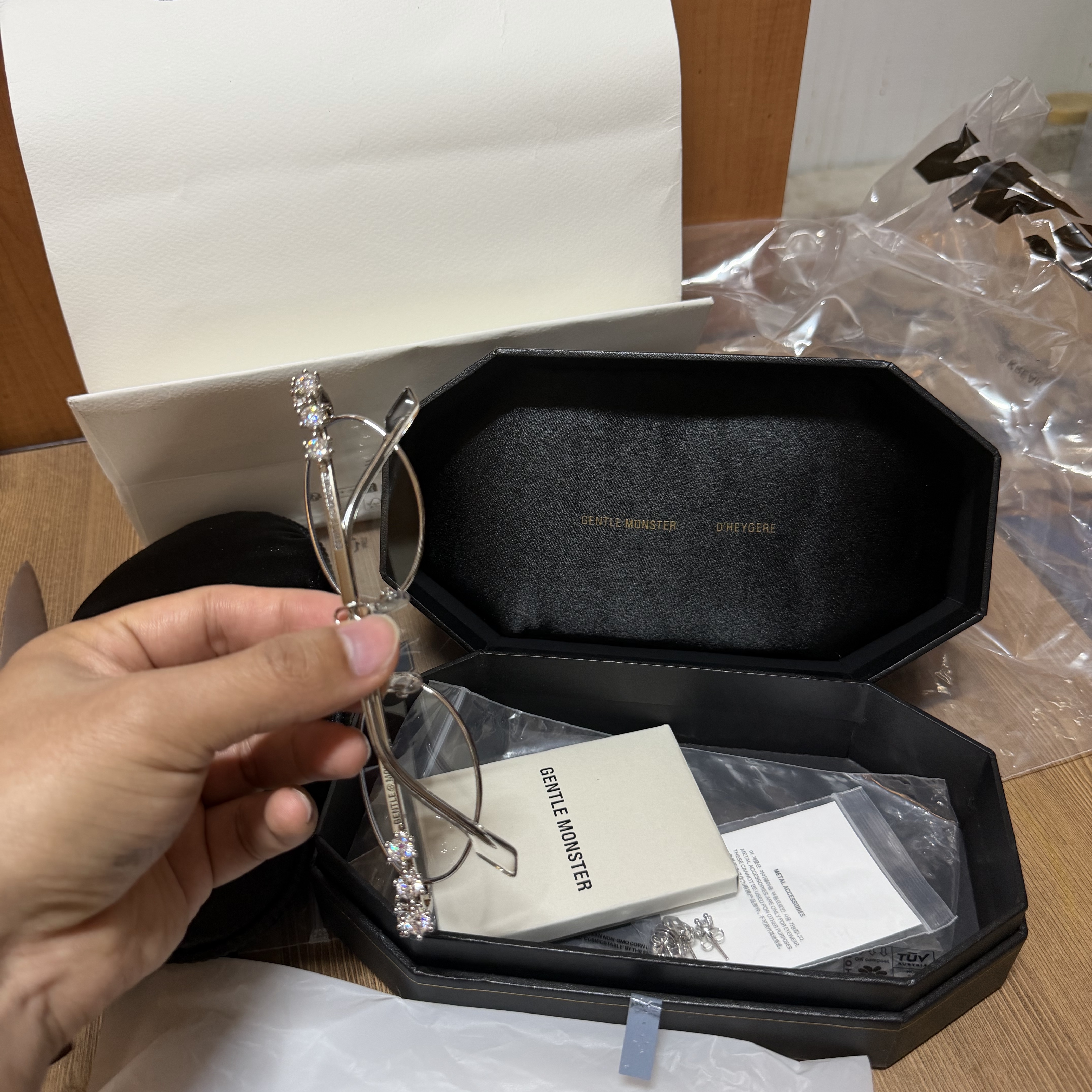 Gentle Monster x D'heygere Pierced 02 Silver 착용 스타일