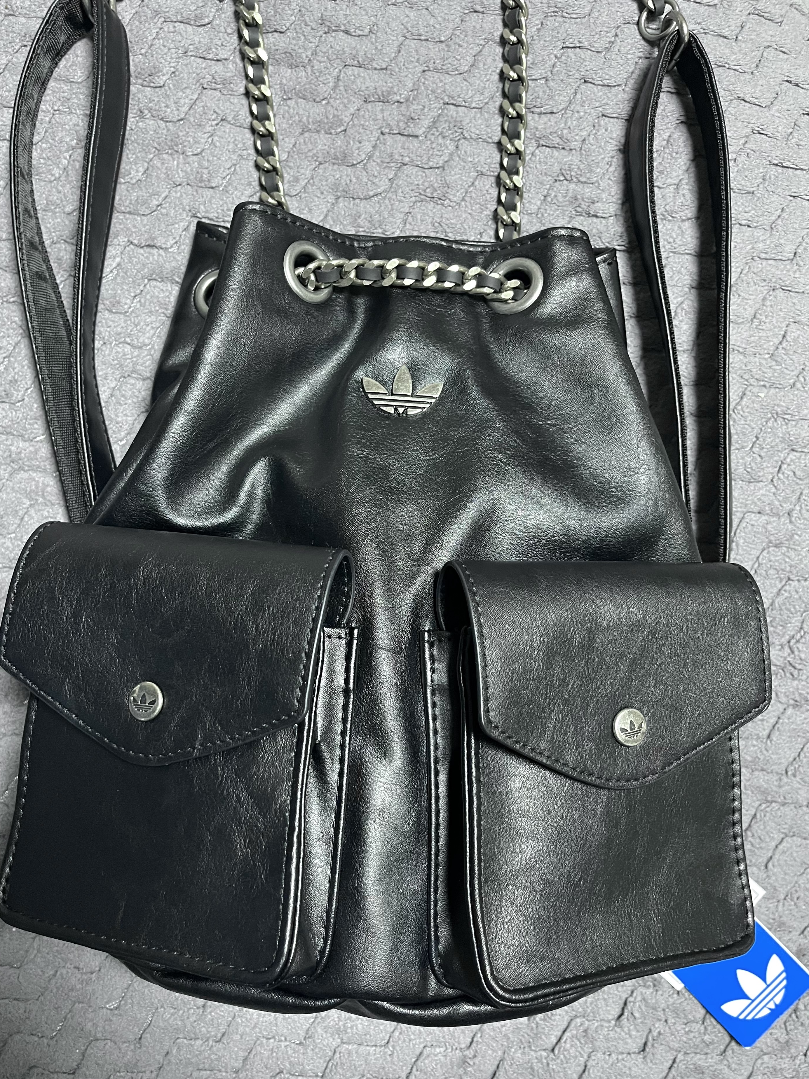 (W) Adidas Classic Sports Shoulder Bag Black 착용 스타일 - 2